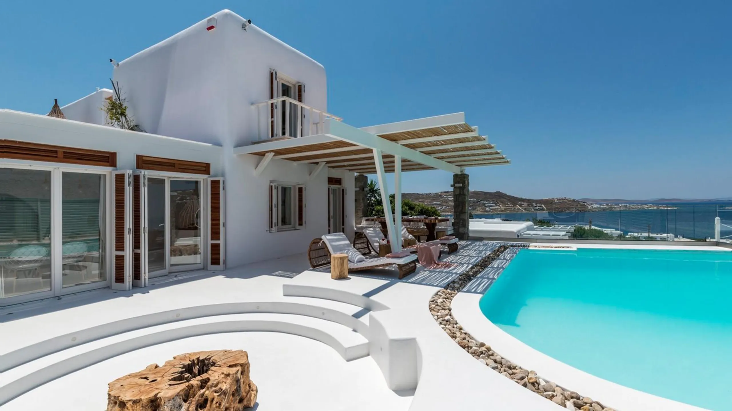 Sumptuous Retreat Boasting Infinity Pool and Elegant Charm — photograph 2