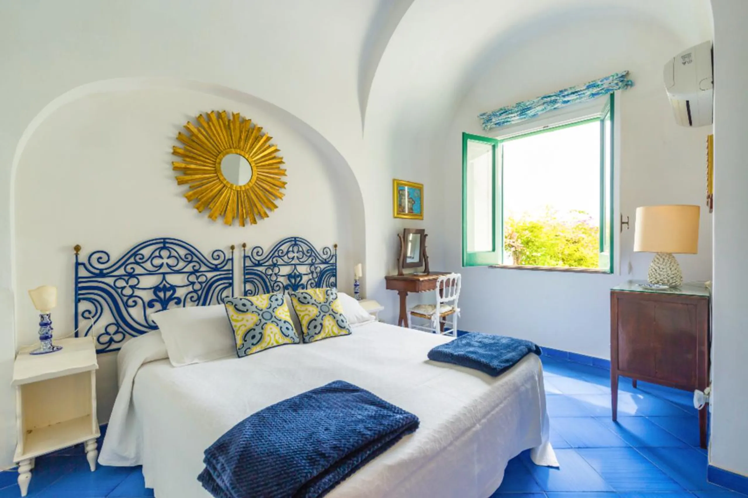 Enchanting Cliffside Villa with Terrace and Coastal Views — photograph 11
