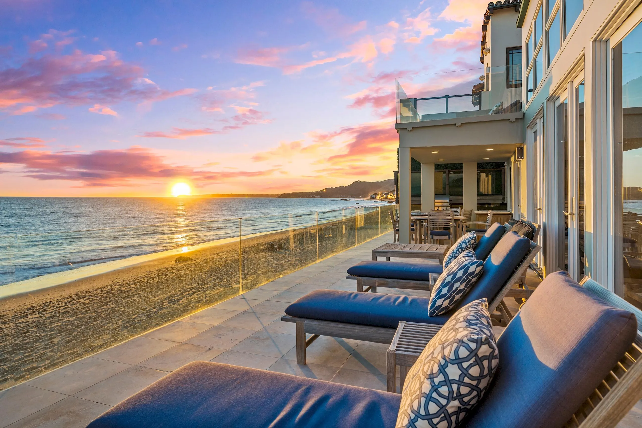 Serene Beachfront Villa in Malibu with Panoramic Ocean Views, Malibu