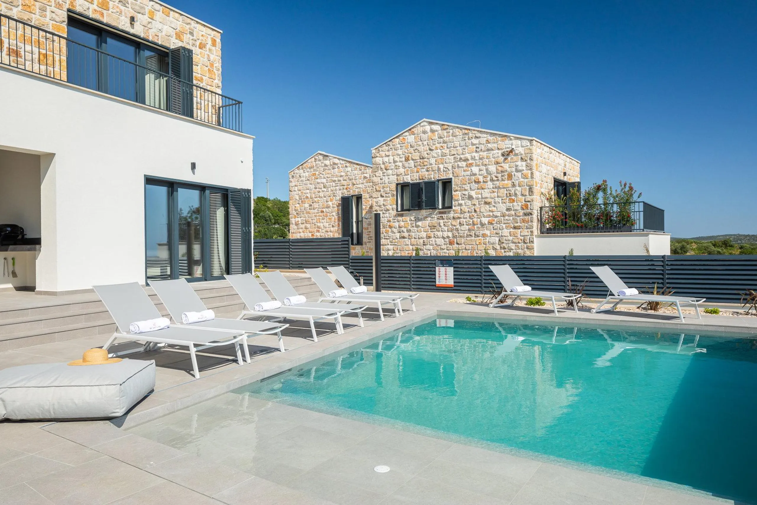 Modern Styled 5-Bedroom Villa with Pool in Picturesque Primosten — photograph 7