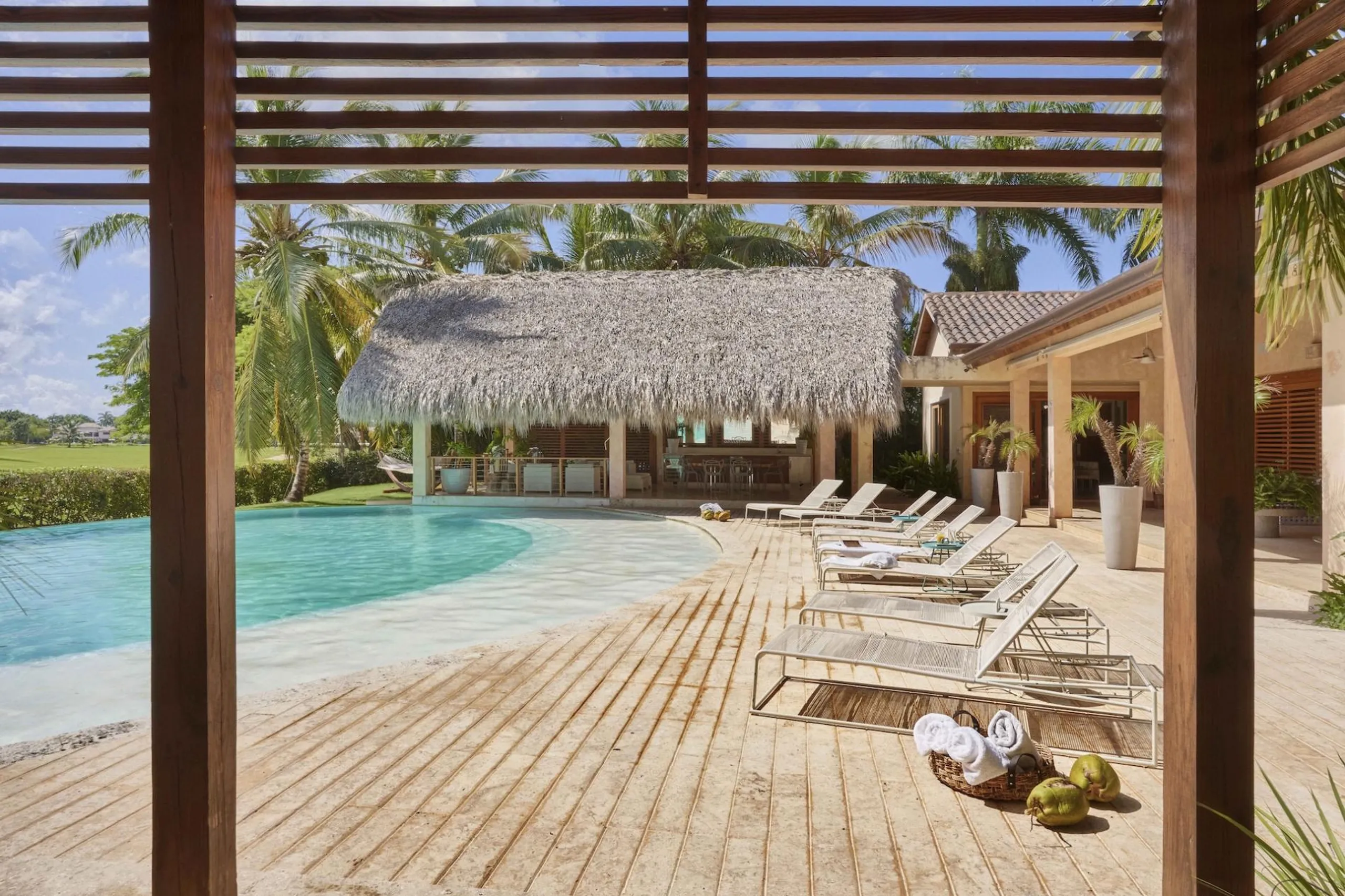 Elite Experience in Casa de Campo with Infinity-Edge Pool and Tropical Landscaping — photograph 2