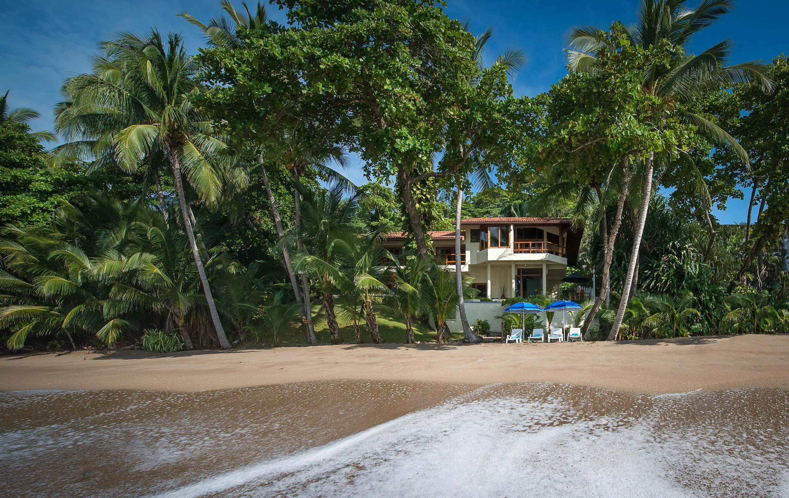 Whispering Waves Luxury Retreat with 6BR-Infinity Pool and Walks to Beach — photograph 9