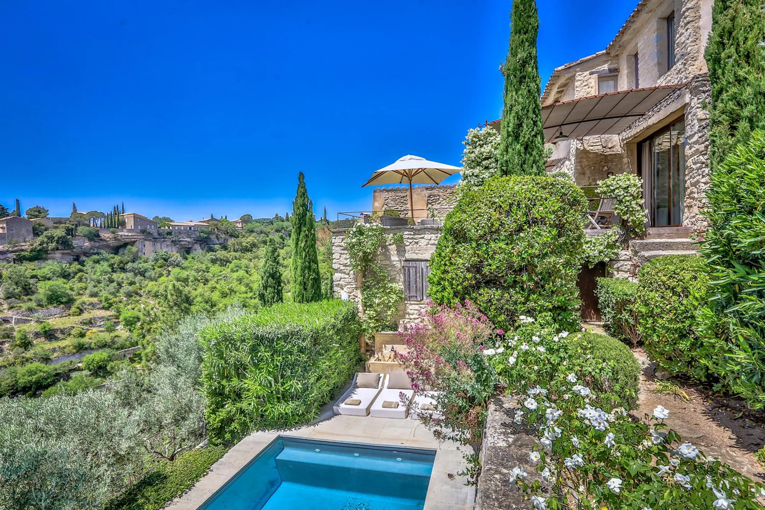 Enchanting Provençal Villa with Pool, Terraced Gardens, and Panoramic Valley Views — photograph 2