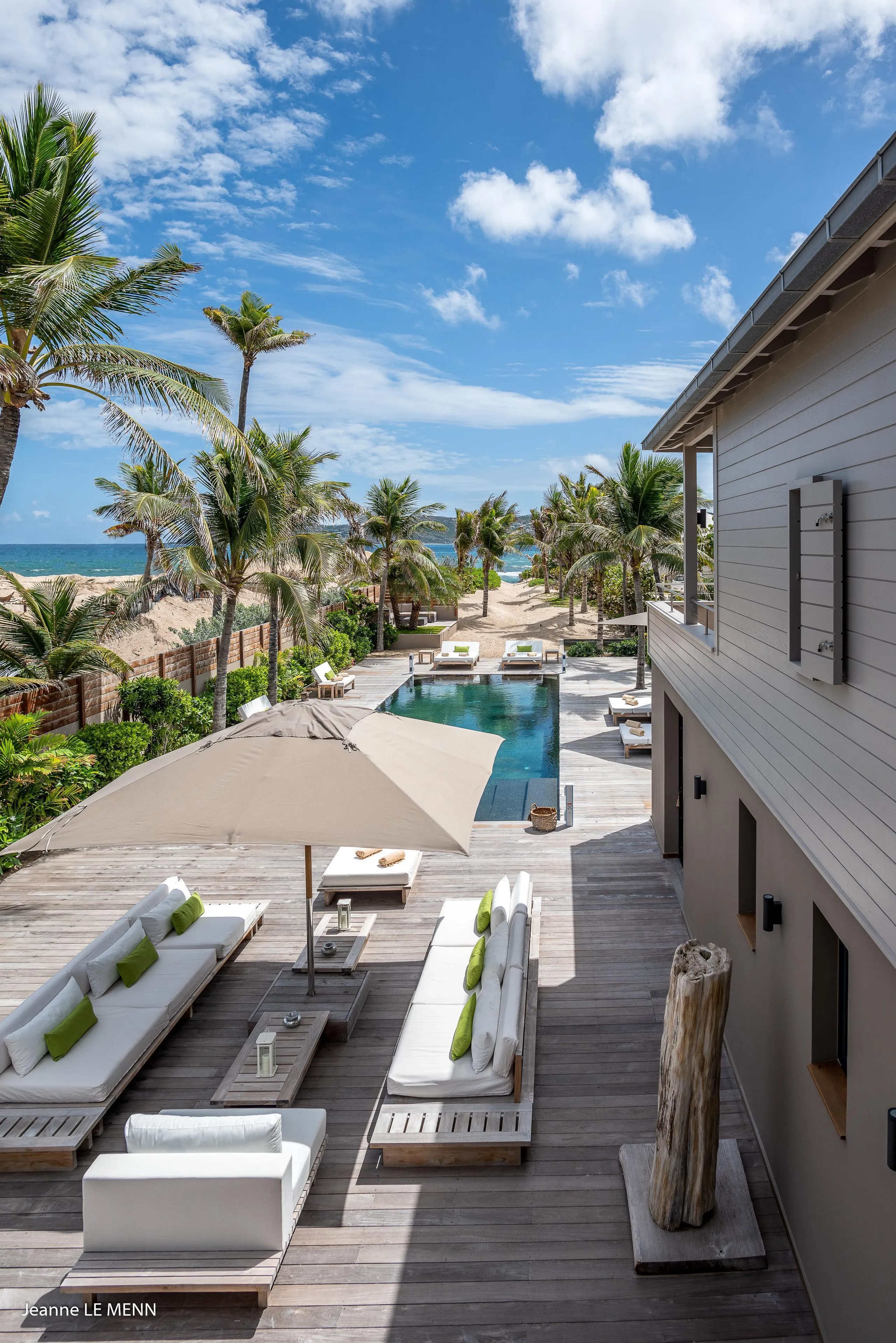 Beachfront Luxury Villa with Private Pool and Ocean Views — photograph 2