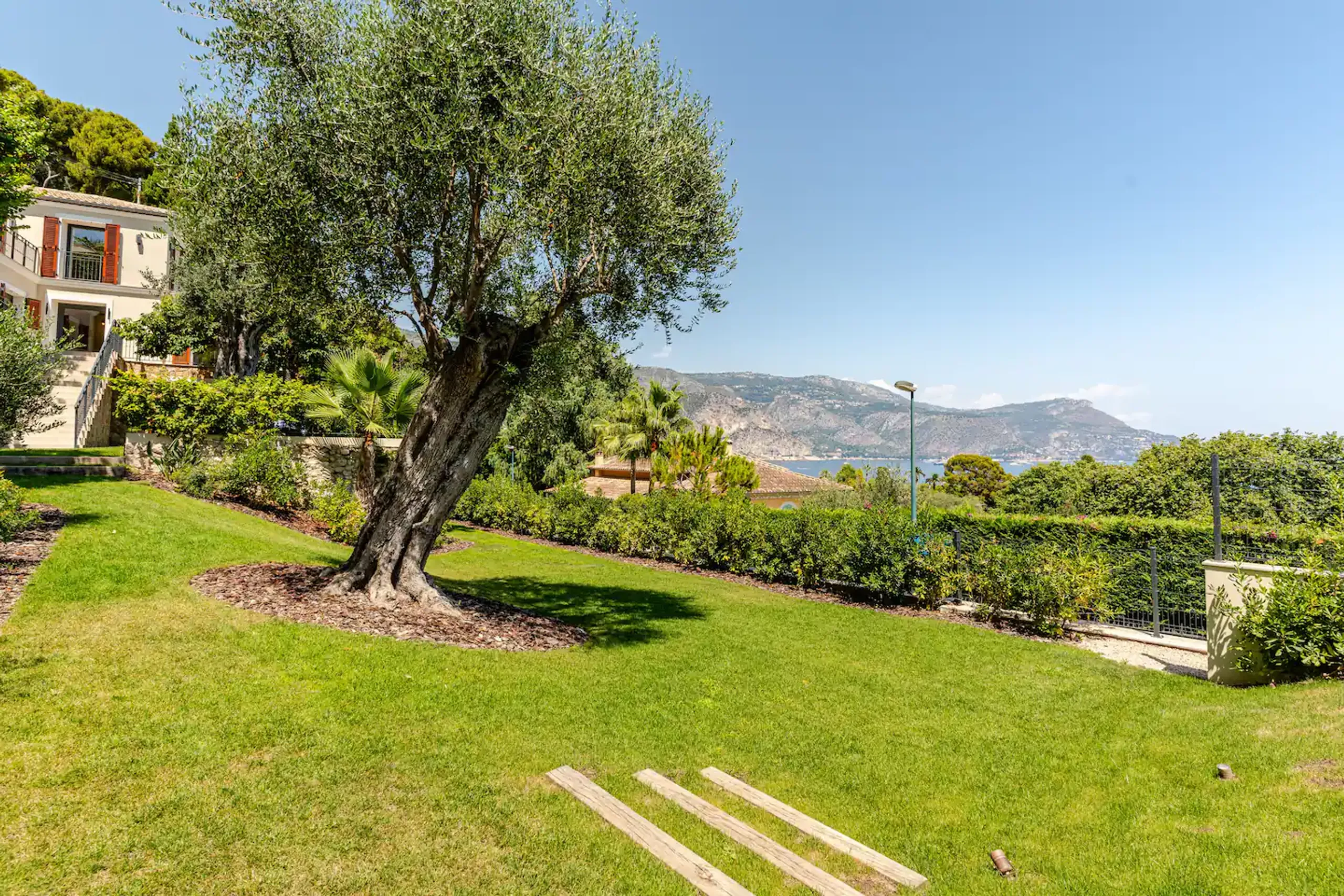 Serene Villa in Cap Ferrat with Private Pool and Breathtaking Panoramic Views of the Mediterranean Sea — photograph 10