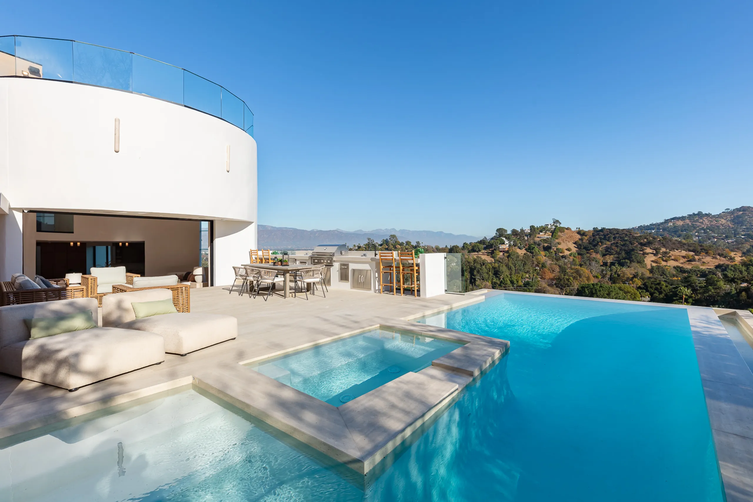 Sophisticated Grand Villa with Infinity Pool, and Sweeping Valley Views — photograph 4