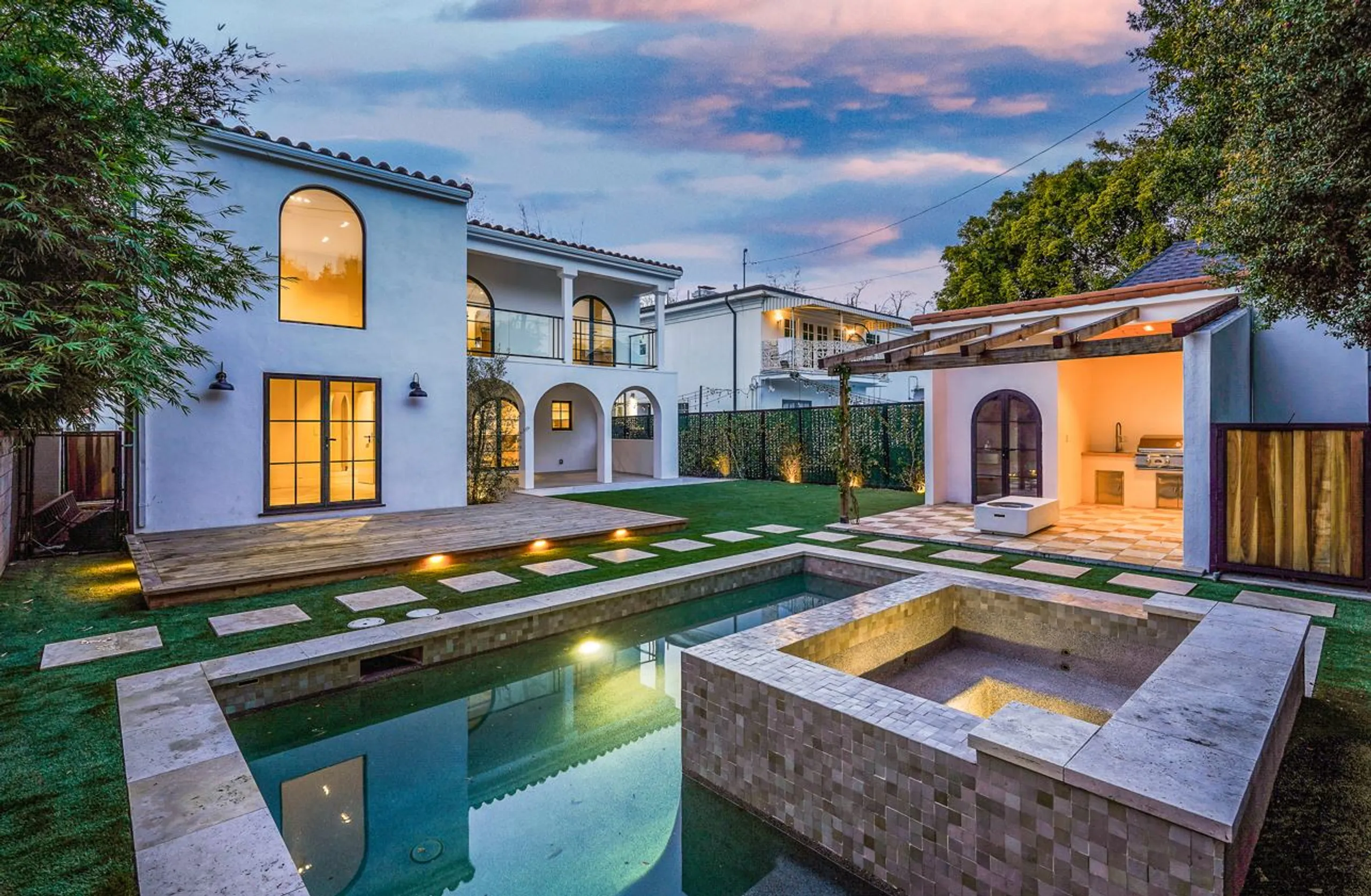 Sophisticated Spanish Contemporary Villa in LA with Private Pool, Outdoor Oasis & Smart Tech Integration — photograph 5