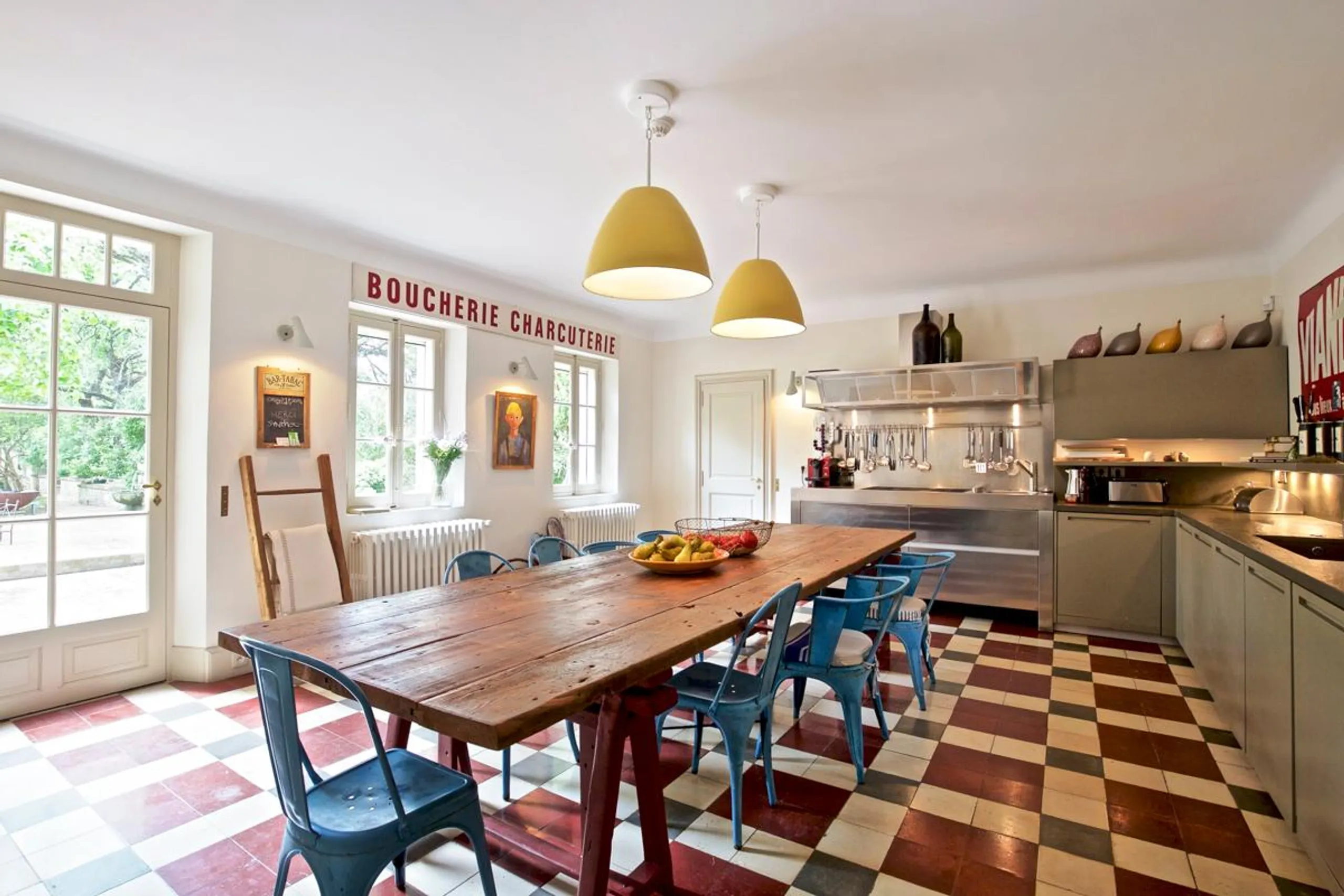 Sensational 10-Hectare Estate with Heated Pool and Distant Mountain Views — photograph 7