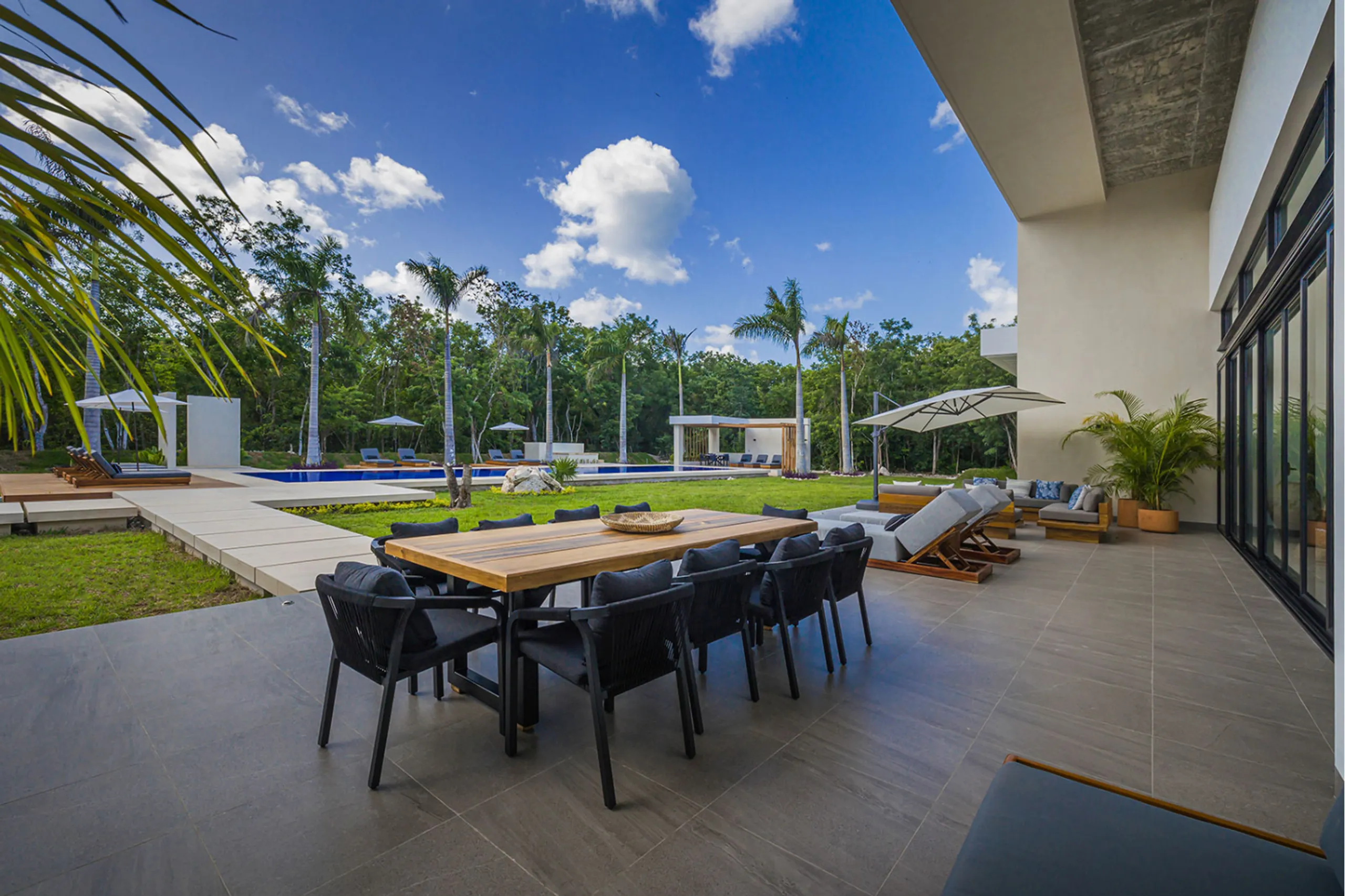 Grandiose Contemporary Architectural Villa with Pool and Jungle Views — photograph 3
