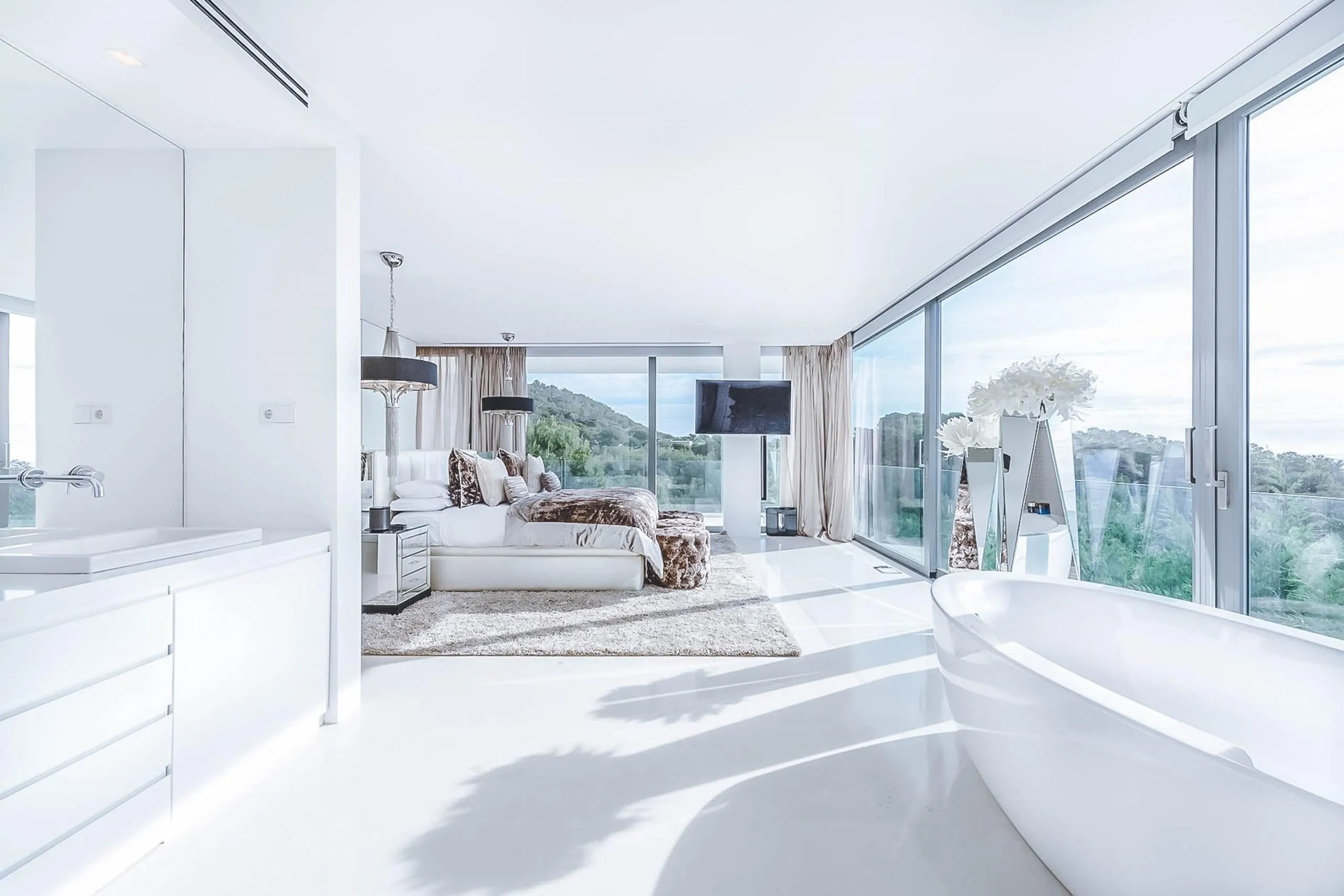 Awe-Inspiring Seafront Villa with Pool and Mediterranean Views — photograph 8