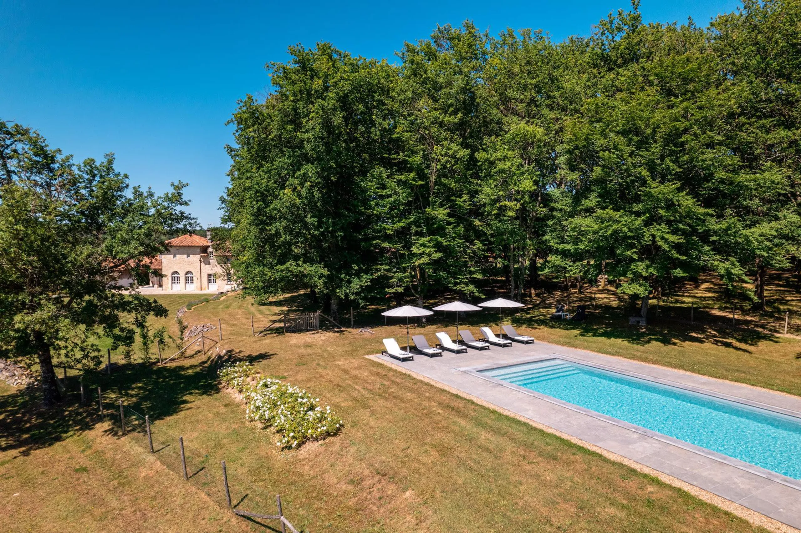 Cozy Traditional Farmhouse with Beautiful Gardens — photograph 4