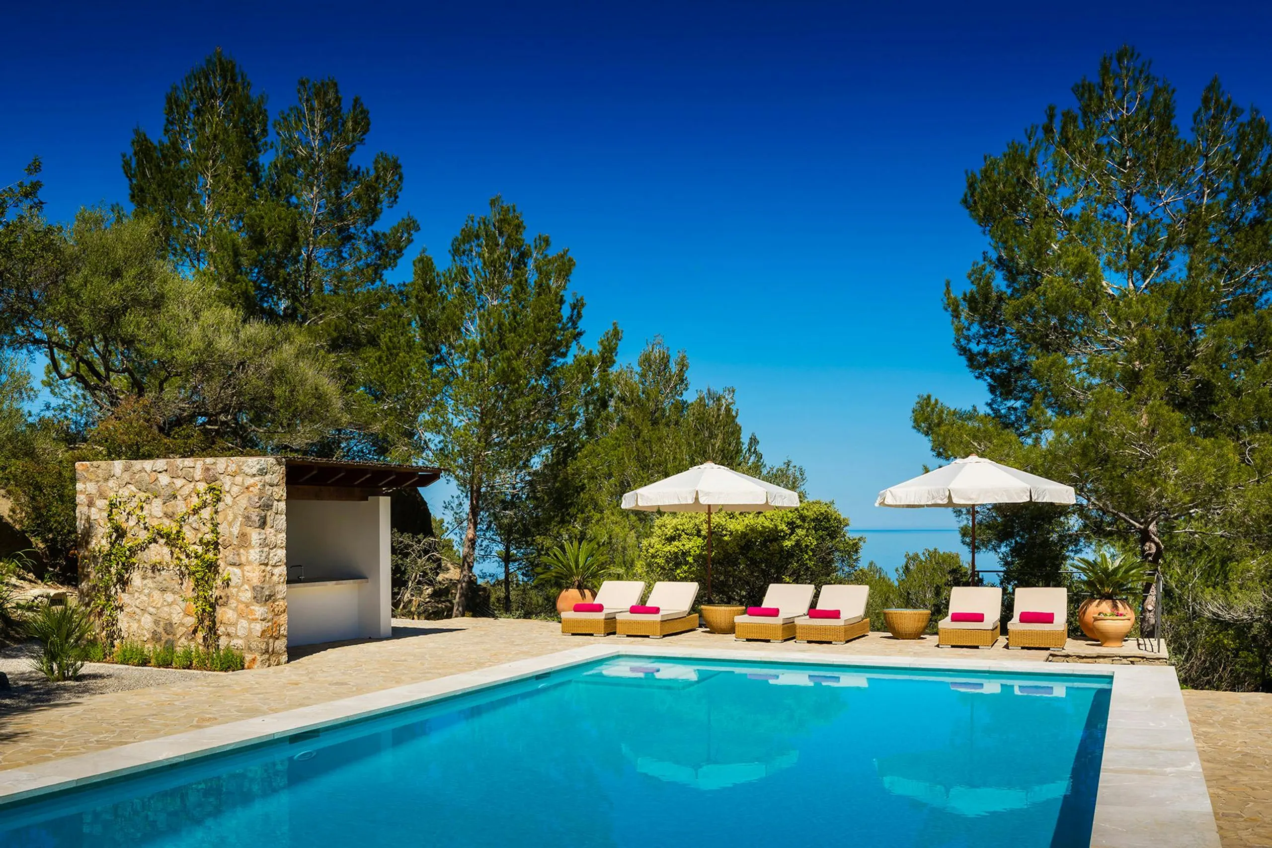 Regal Retreat in Mallorca with Private Pool, Outdoor Grill, and Breathtaking Ocean Views — photograph 6