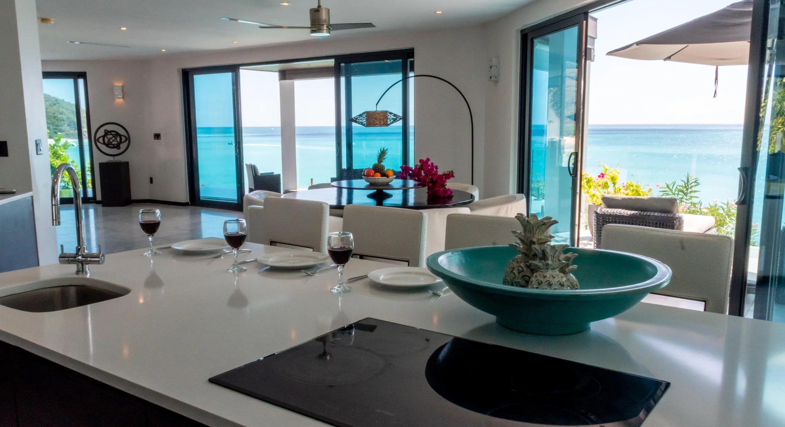 Prestige Oceanfront Villa with Infinity Pool and Spectacular Views — photograph 9