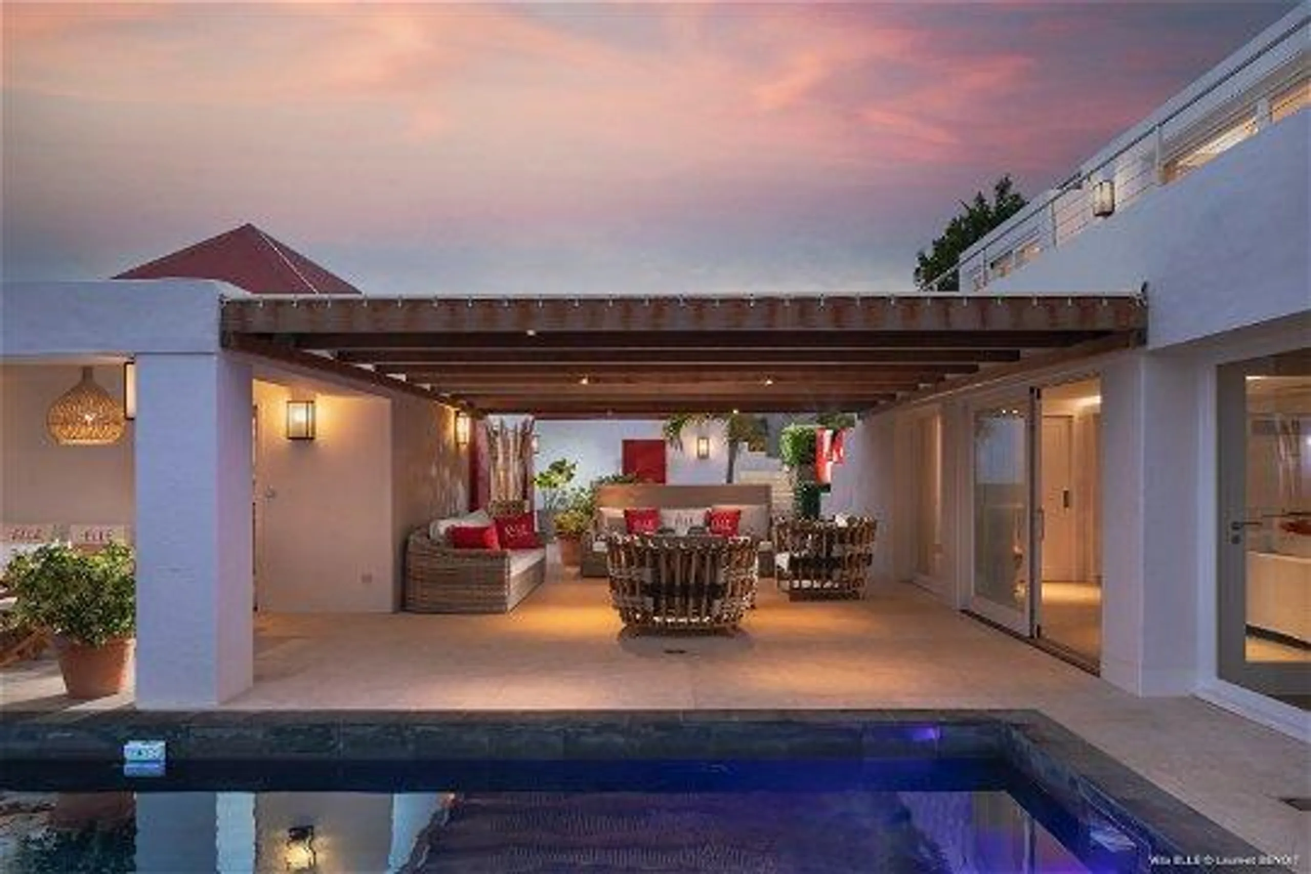 Stylish Contemporary Styled Villa with Heated Pool, Jacuzzi and Ocean Views — photograph 4