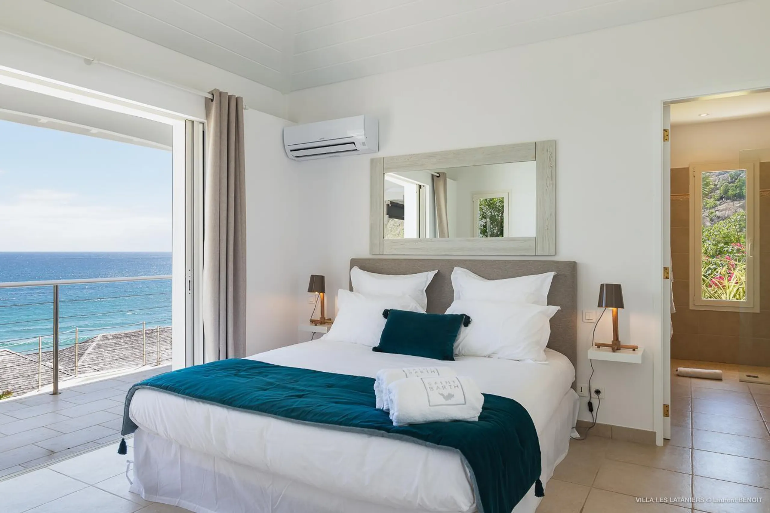Opulent Oceanside Estate with Private Pool and Jacuzzi — photograph 10