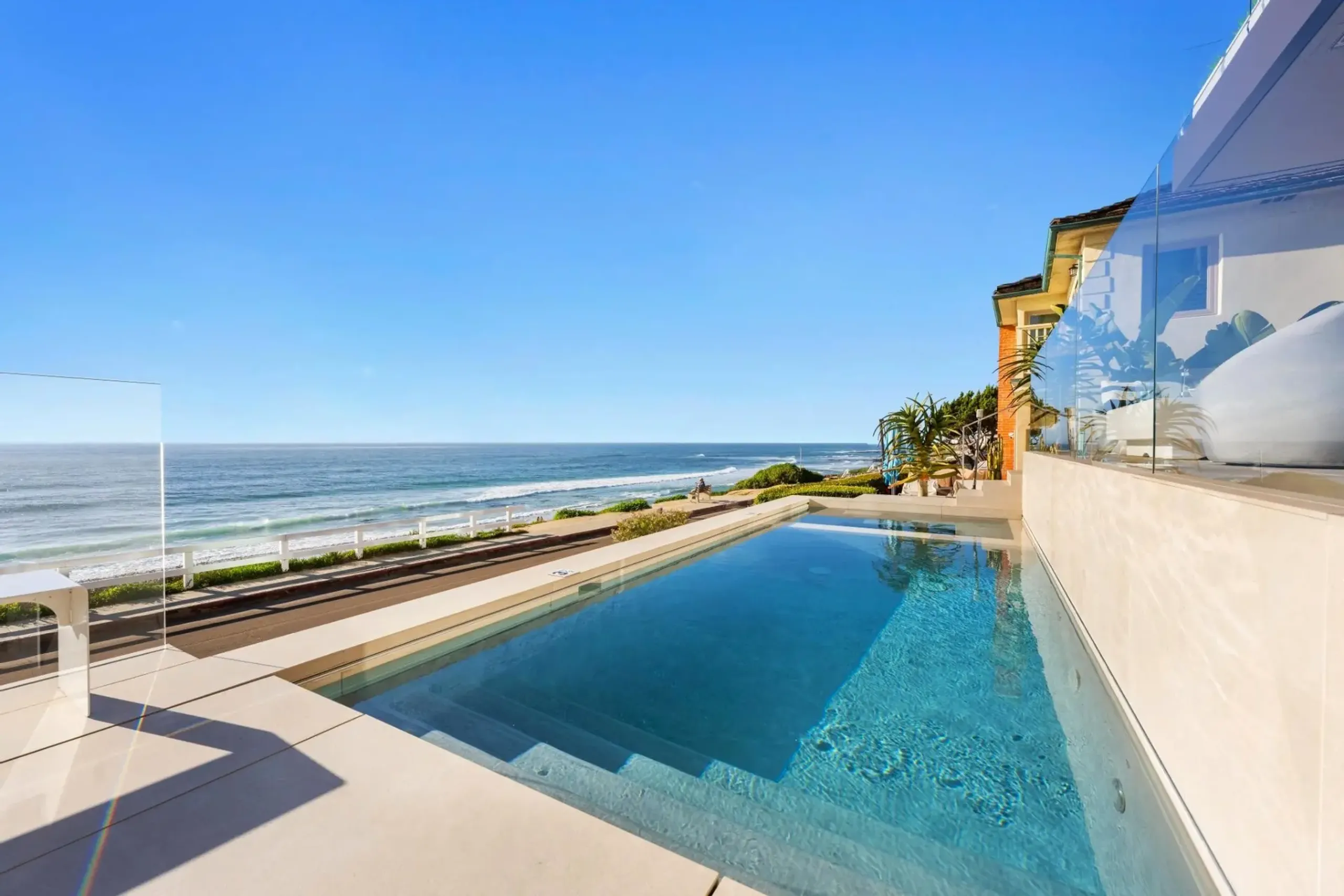 Oceanfront 4 Bedroom Villa with Private Infinity Pool, Beach Acces, and 360° Views — photograph 3