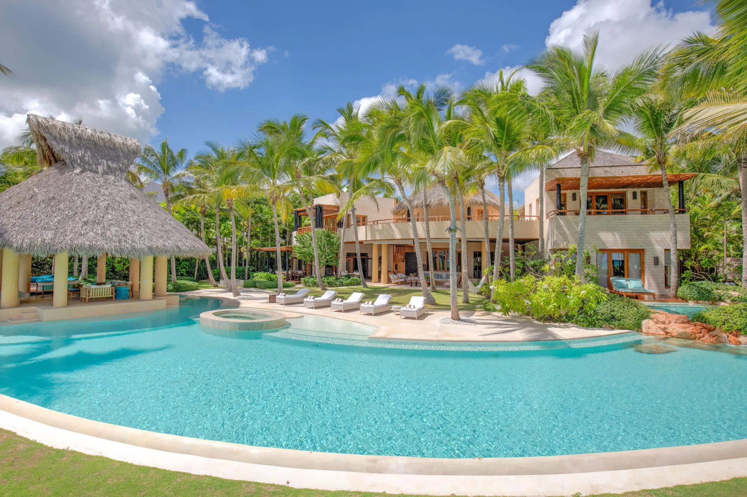 Oceanfront Villa Merging Classic and Modern Architecture with Private Pool and Golf Course Views — photograph 3