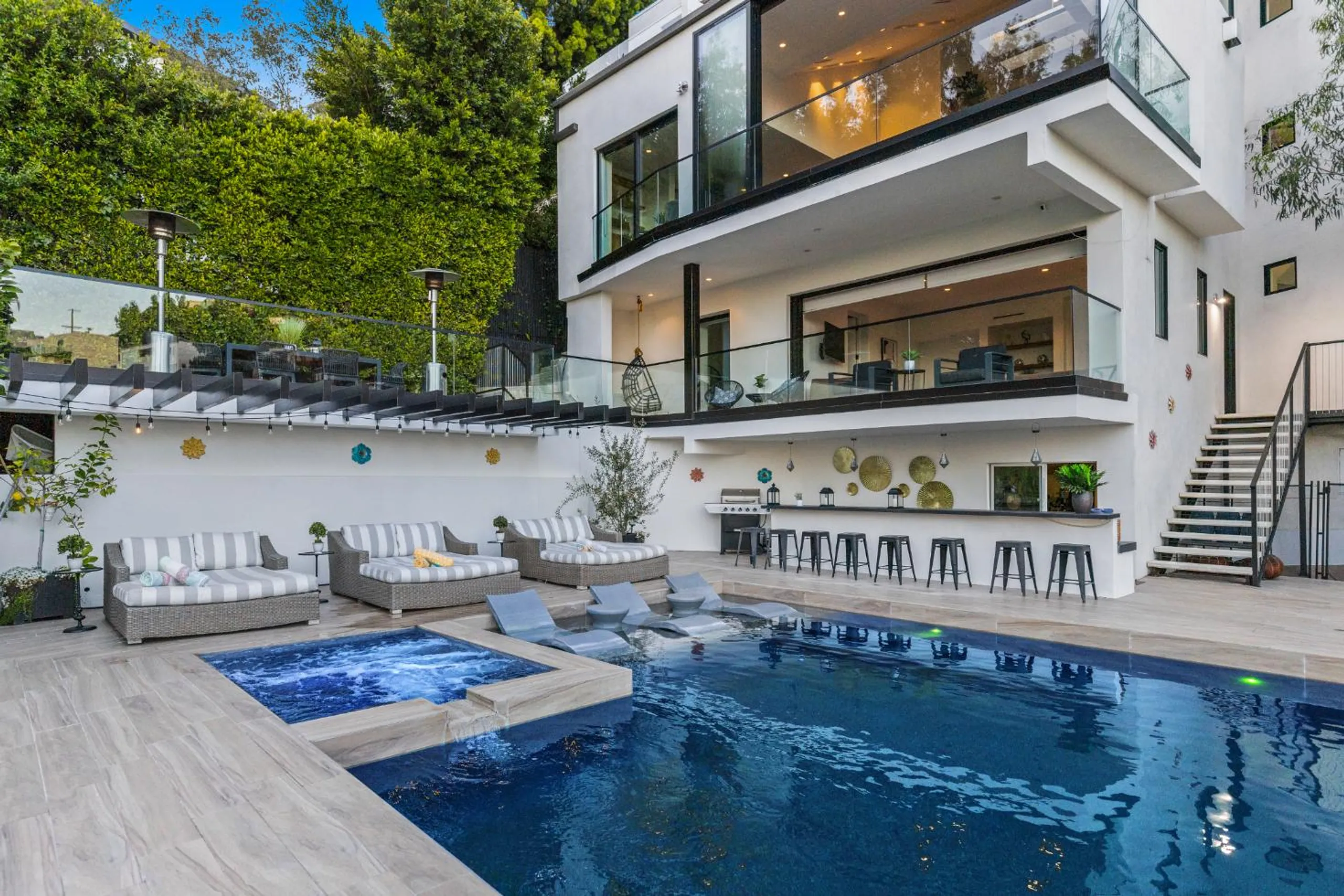 Modern Architectural Villa with Large Pool and City Views — photograph 5