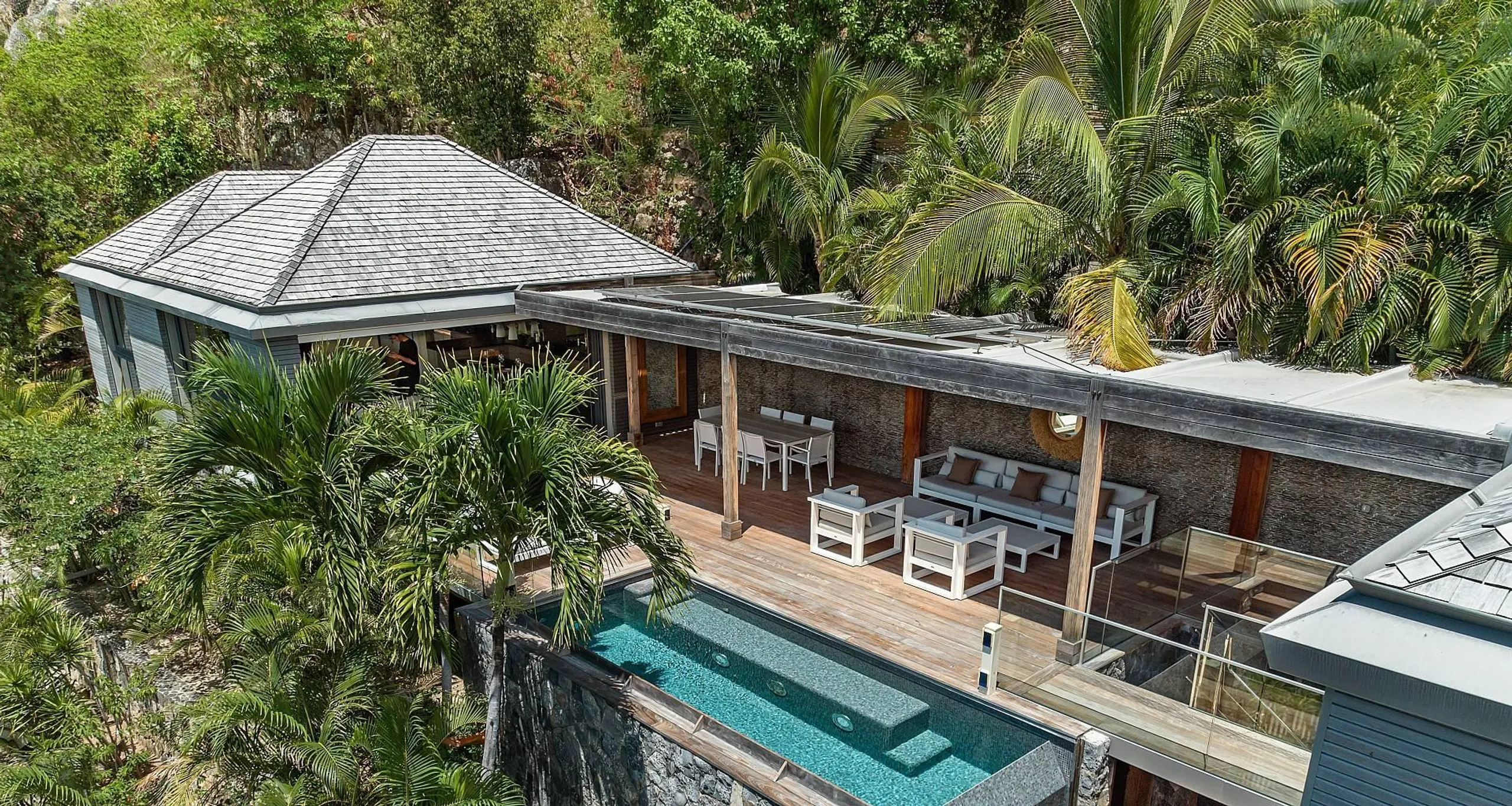 Elegant View Estate with Private Pool and Sweeping Ocean Views — photograph 2