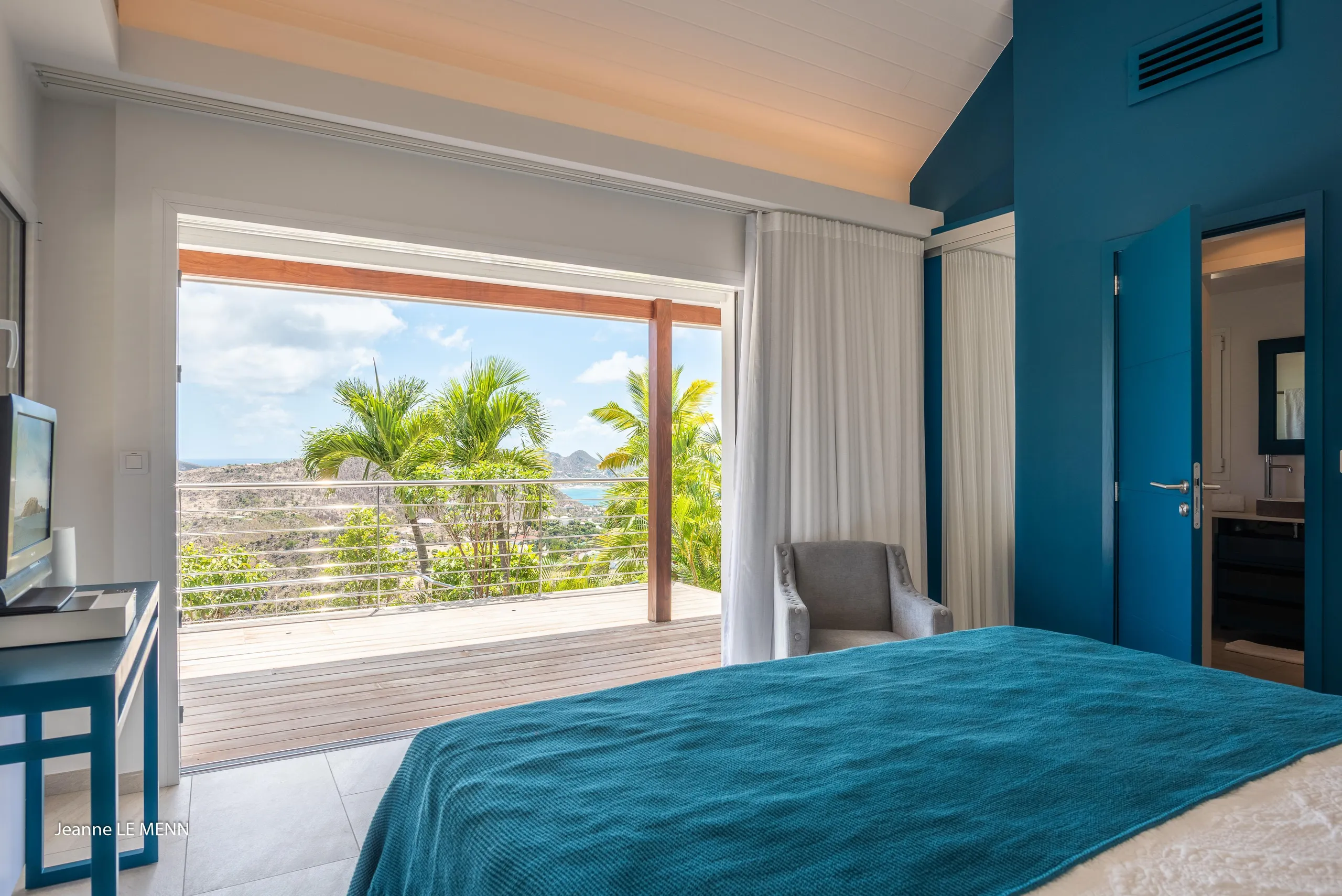 Luminous Seaview Villa with Private Pool and Sun Deck — photograph 11