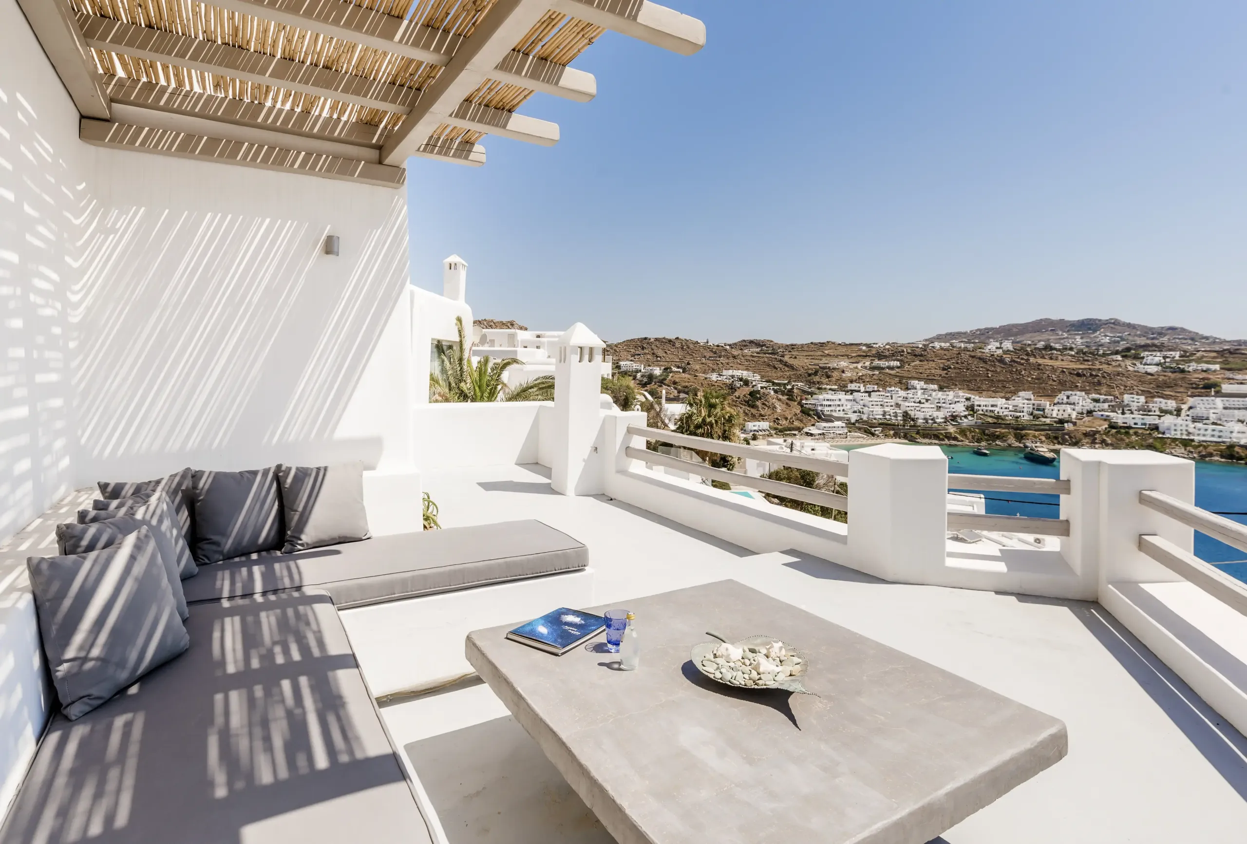 Stunning Cycladic Villa with Private Pool and Aegean Sea Views — photograph 3