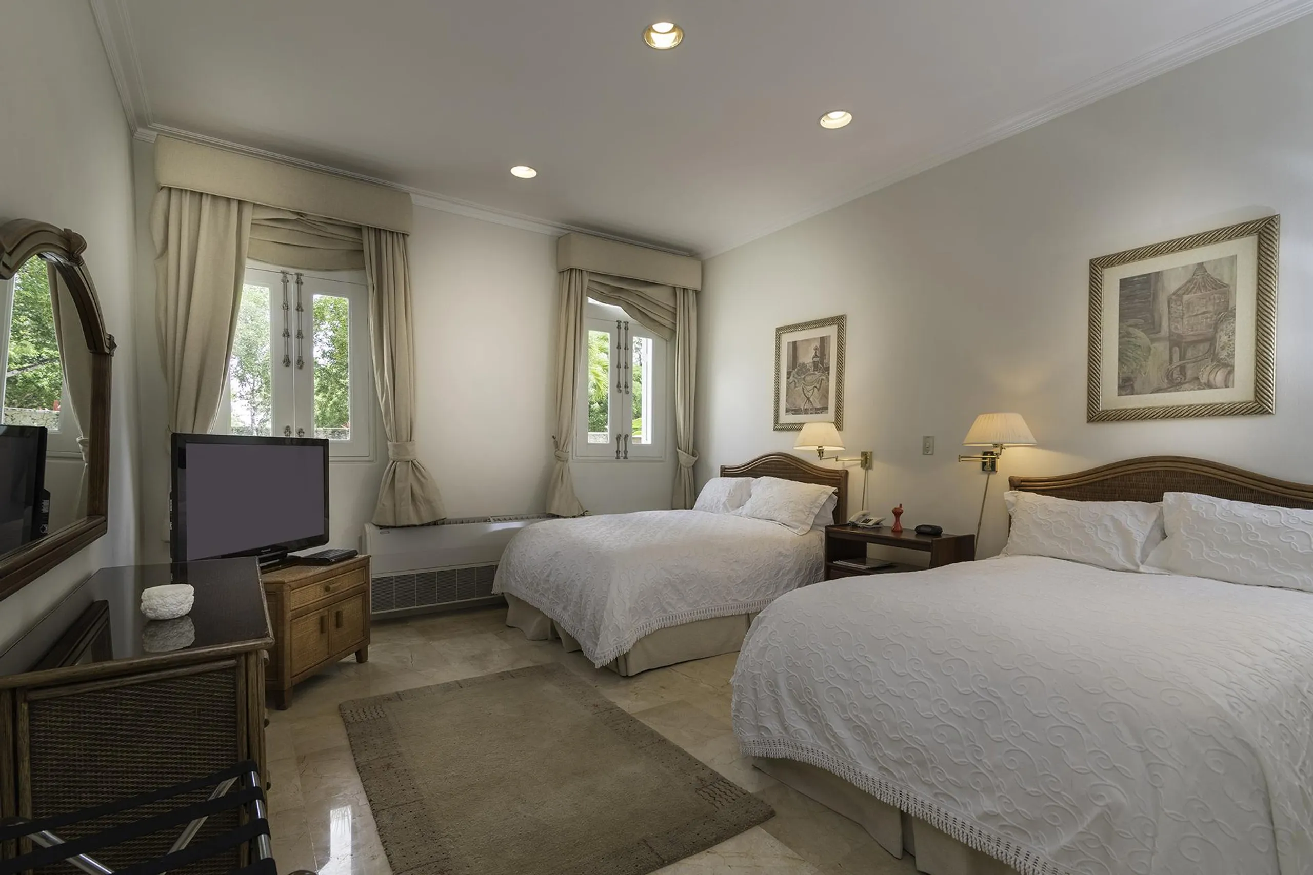 Lavish Oceanfront Abode with Private Pool and Overlooking Garden — photograph 12