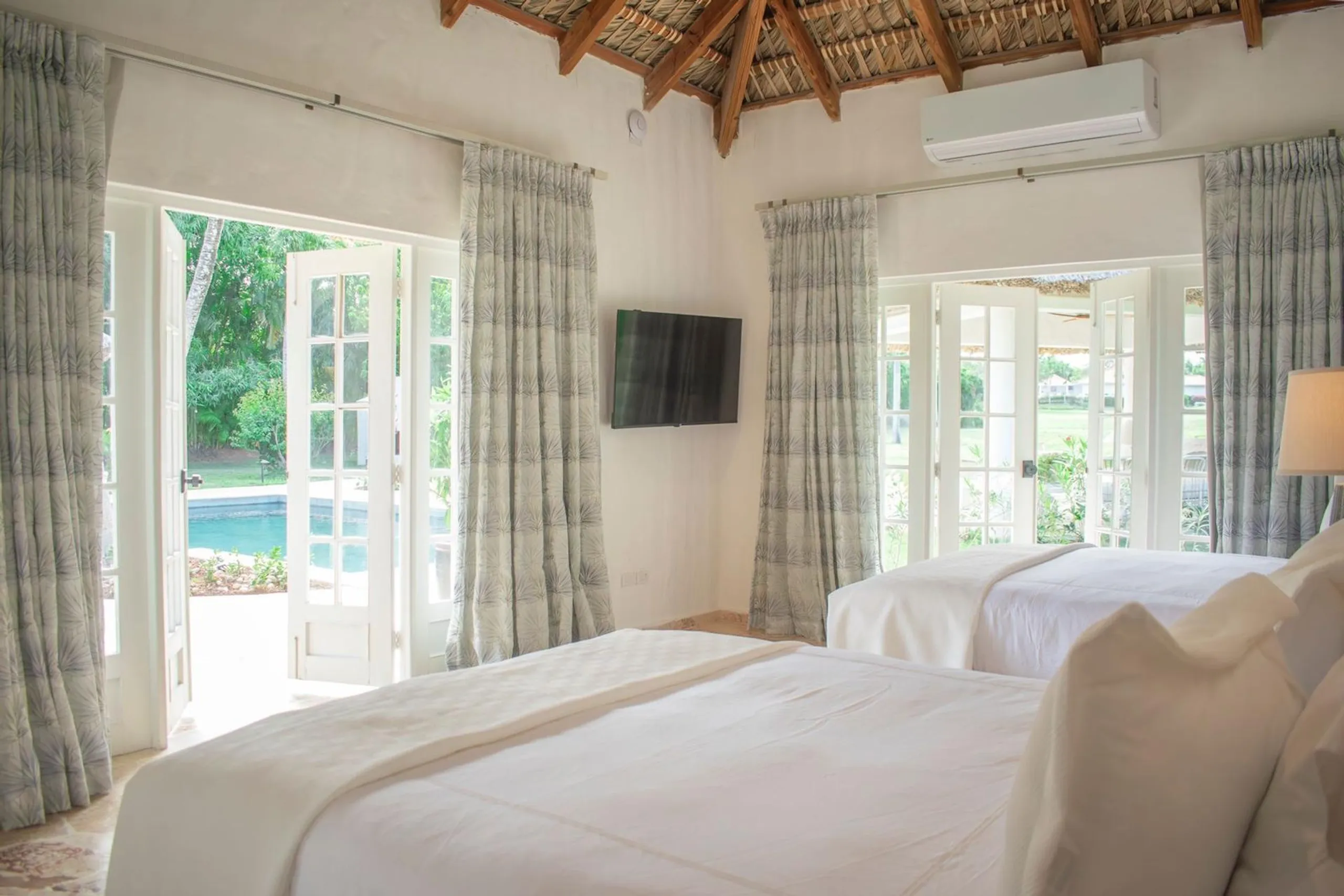 Serene Newly Renovated Villa with Private Pool and Minitas Beach Nearby — photograph 12