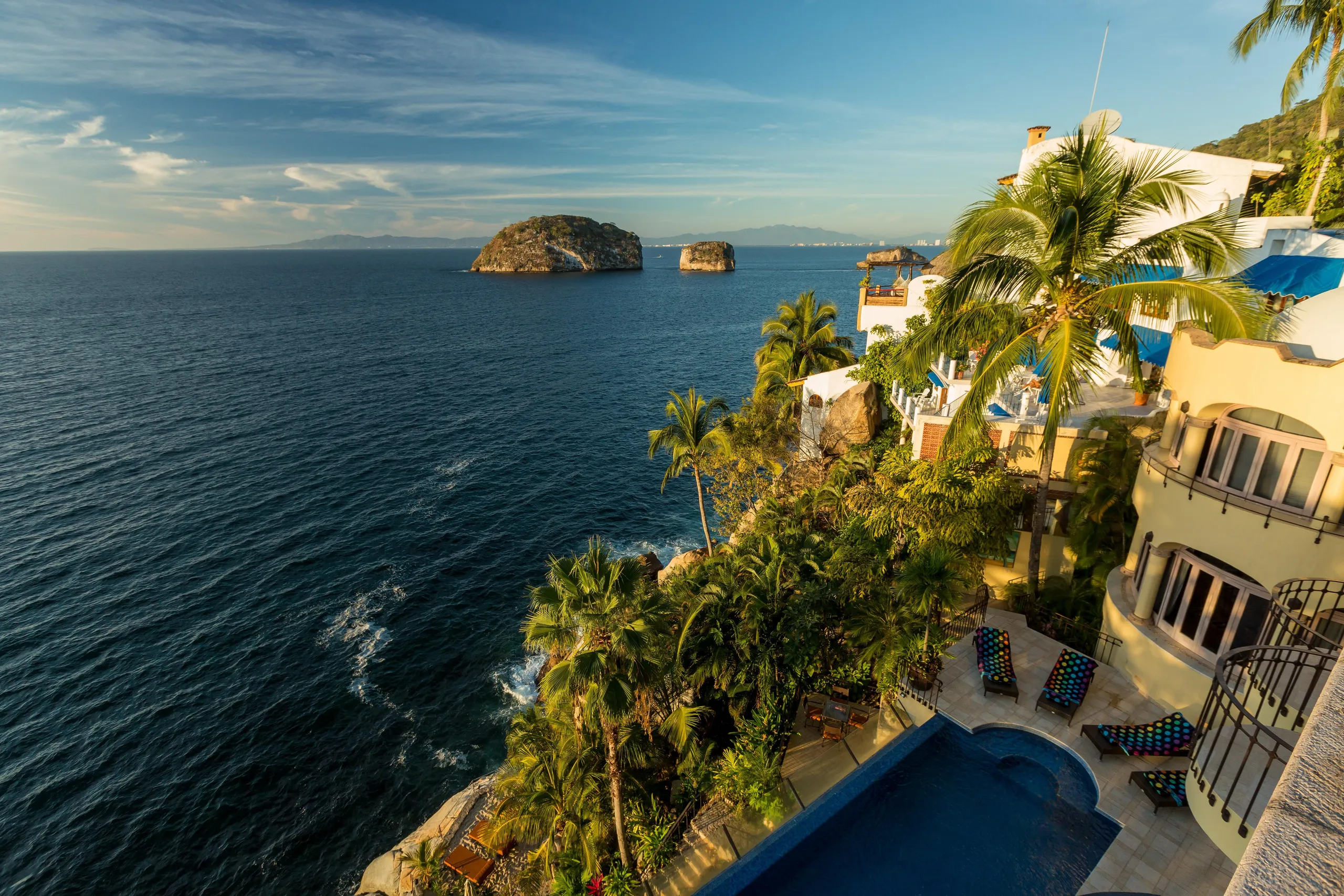 Elegant Cliffside Luxury Retreat with Infinity Pool and Ocean Views — photograph 2