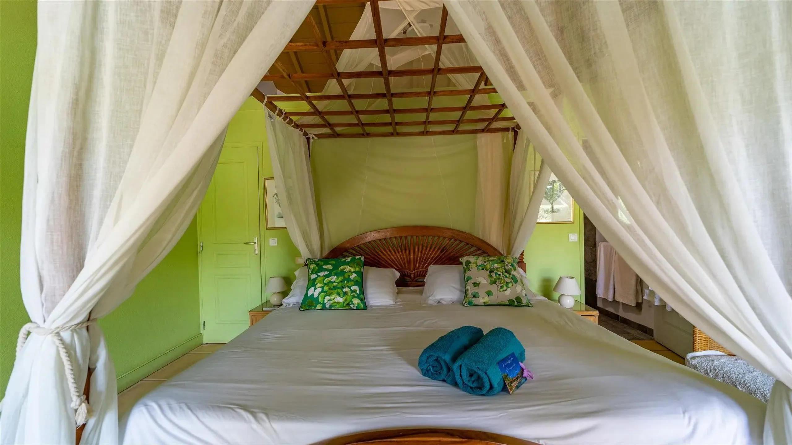 Traditional Tropical Villa with Invigorating Pool — photograph 11