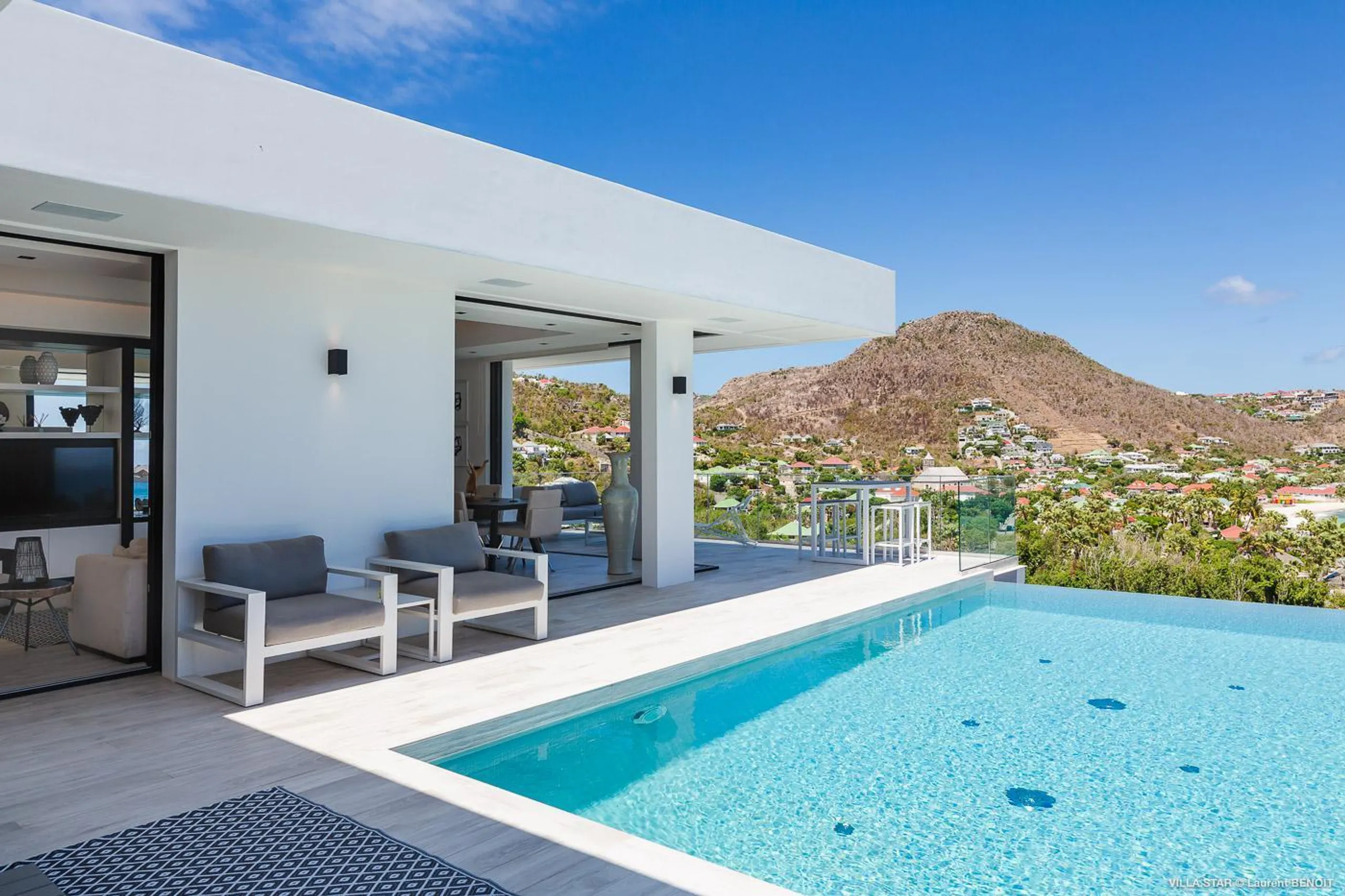 Plush Luxury Villa with Private Pool and Backyard Lounge — photograph 5