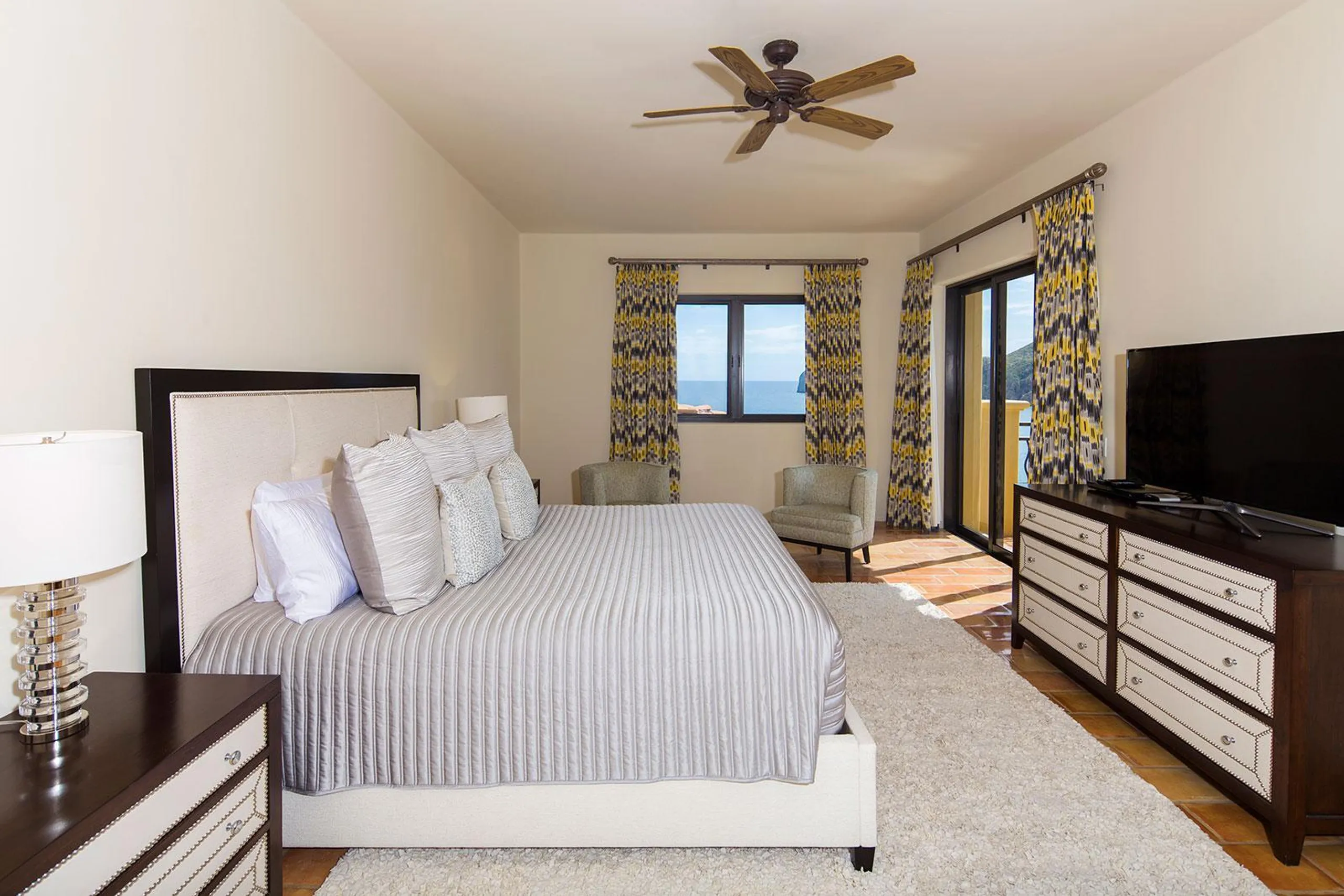 Exquisite Coastal Retreat with Views of Tranquility and Luxury — photograph 11