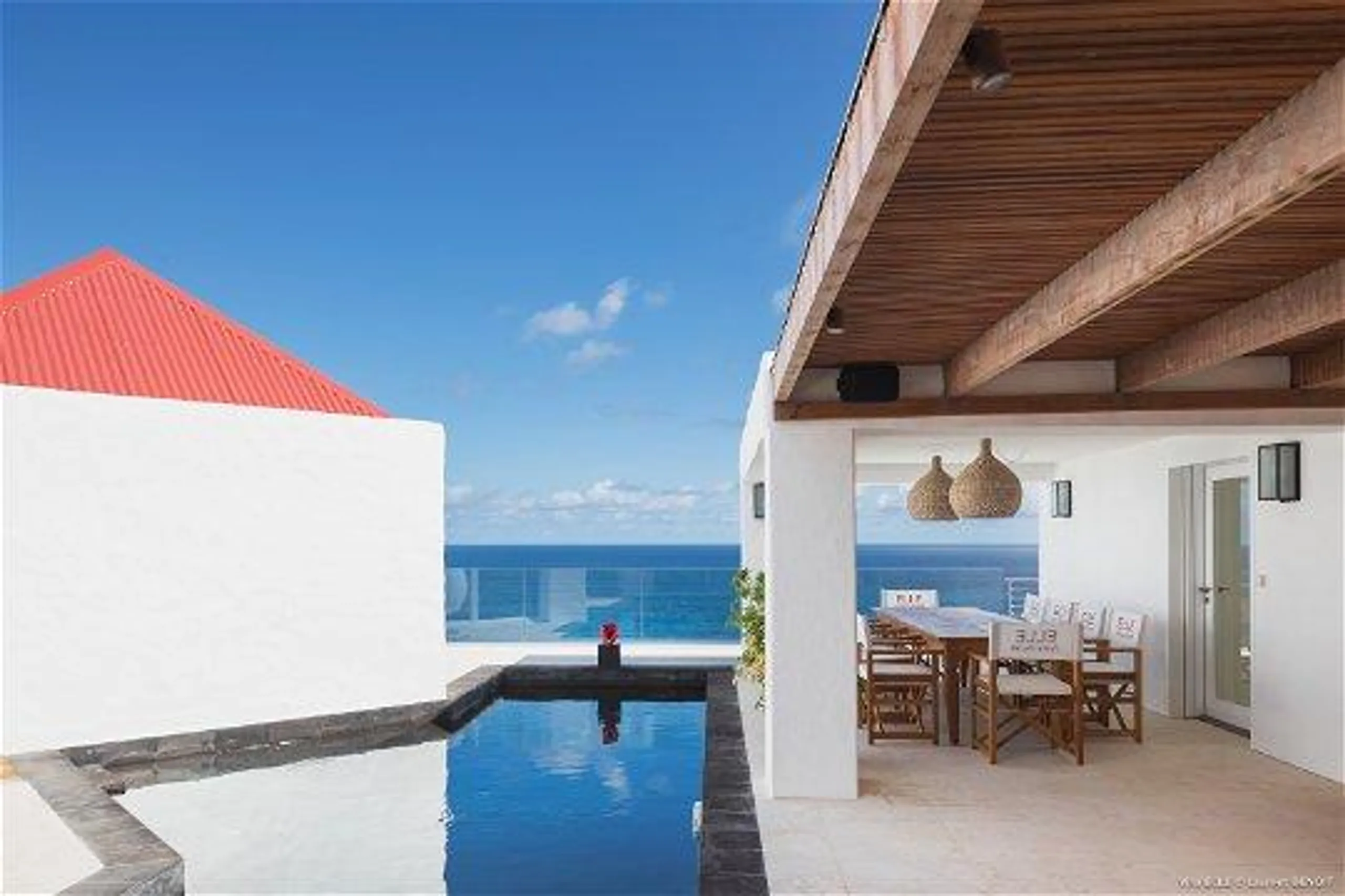 Stylish Contemporary Styled Villa with Heated Pool, Jacuzzi and Ocean Views — photograph 3