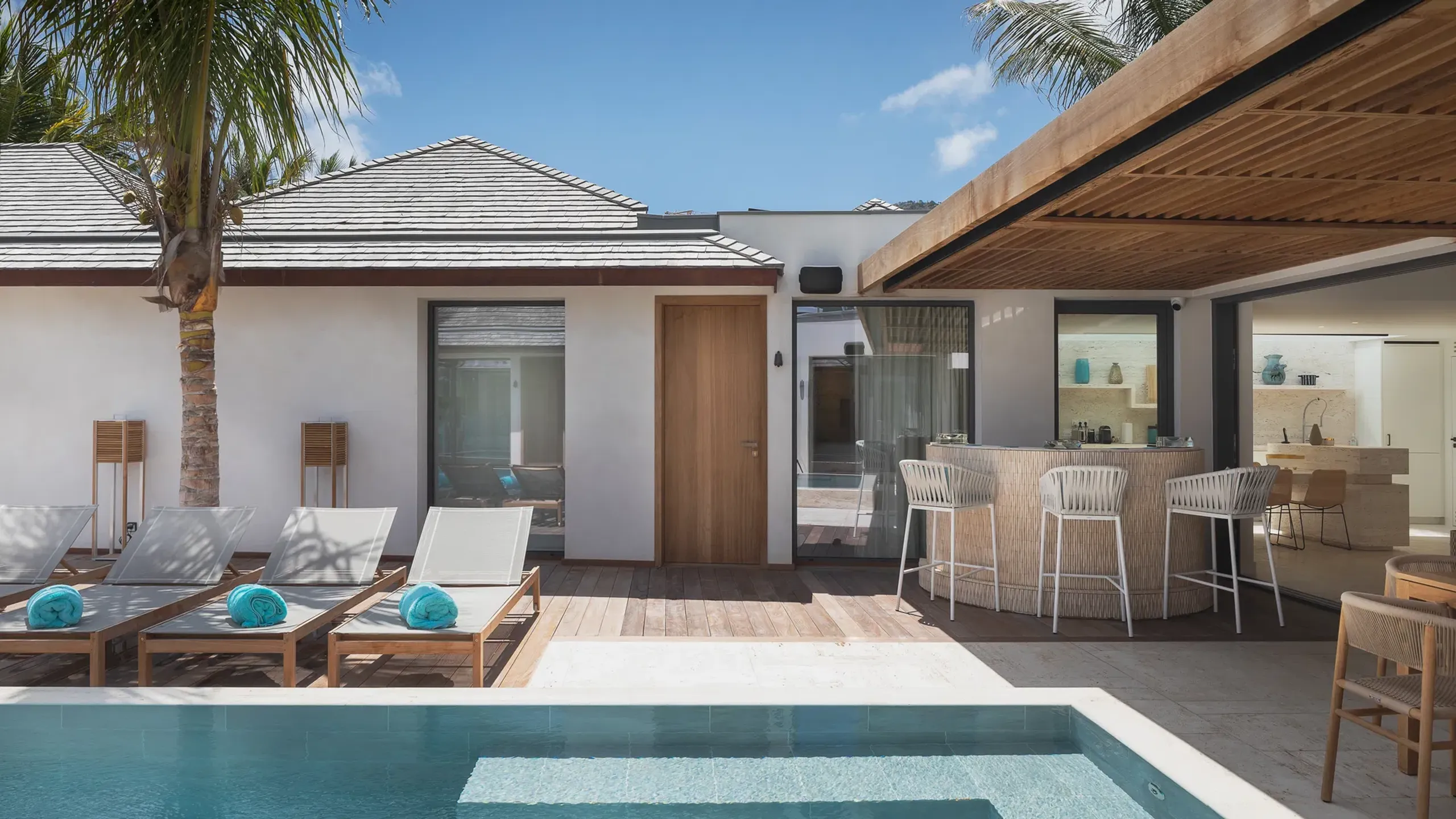 Beachside Paradise Luxe Villa in Lorient with Private Heated Pool — photograph 12