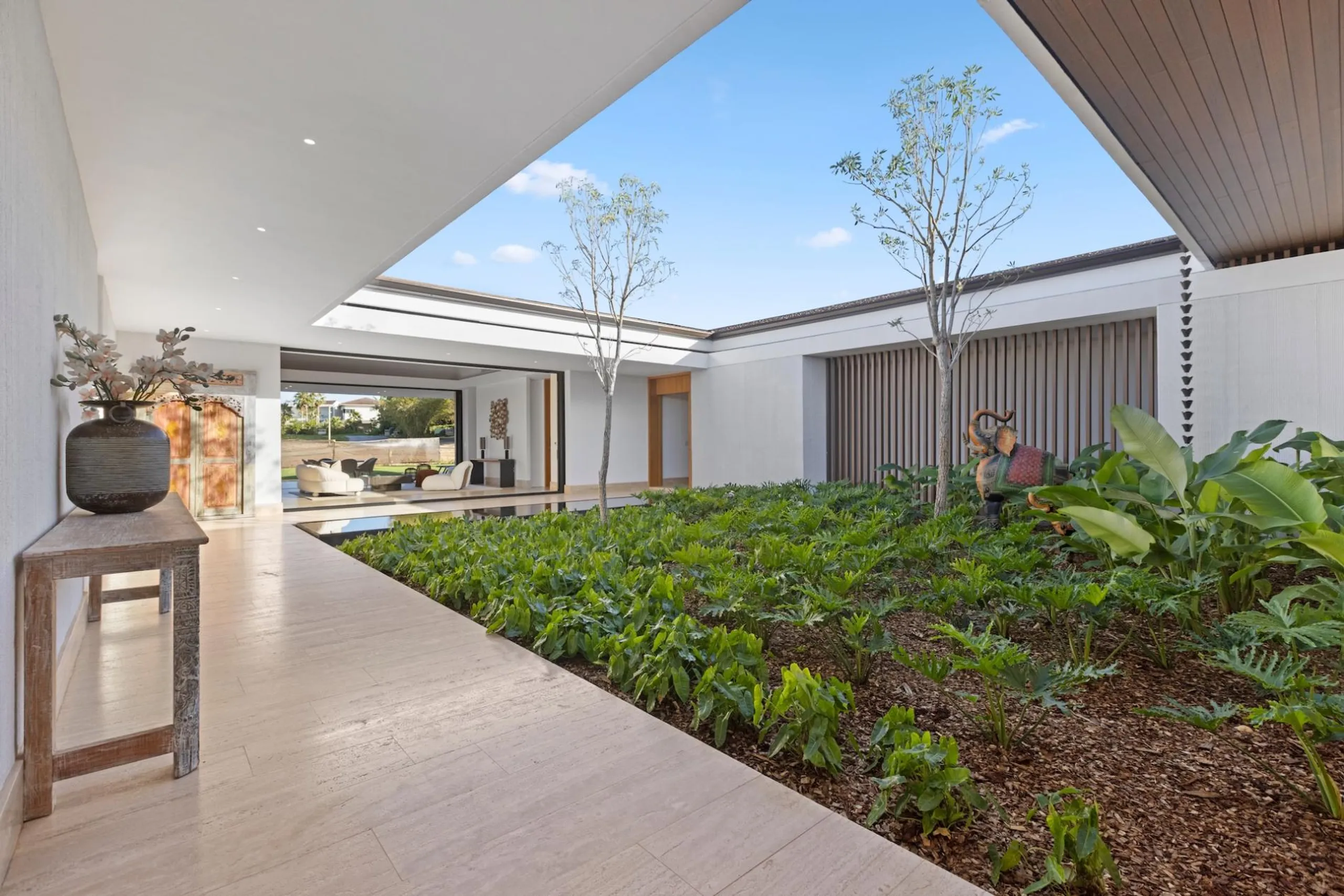 Splendorous Brand-new Modern Villa with Infinity Pool and Heated Jacuzzi — photograph 4