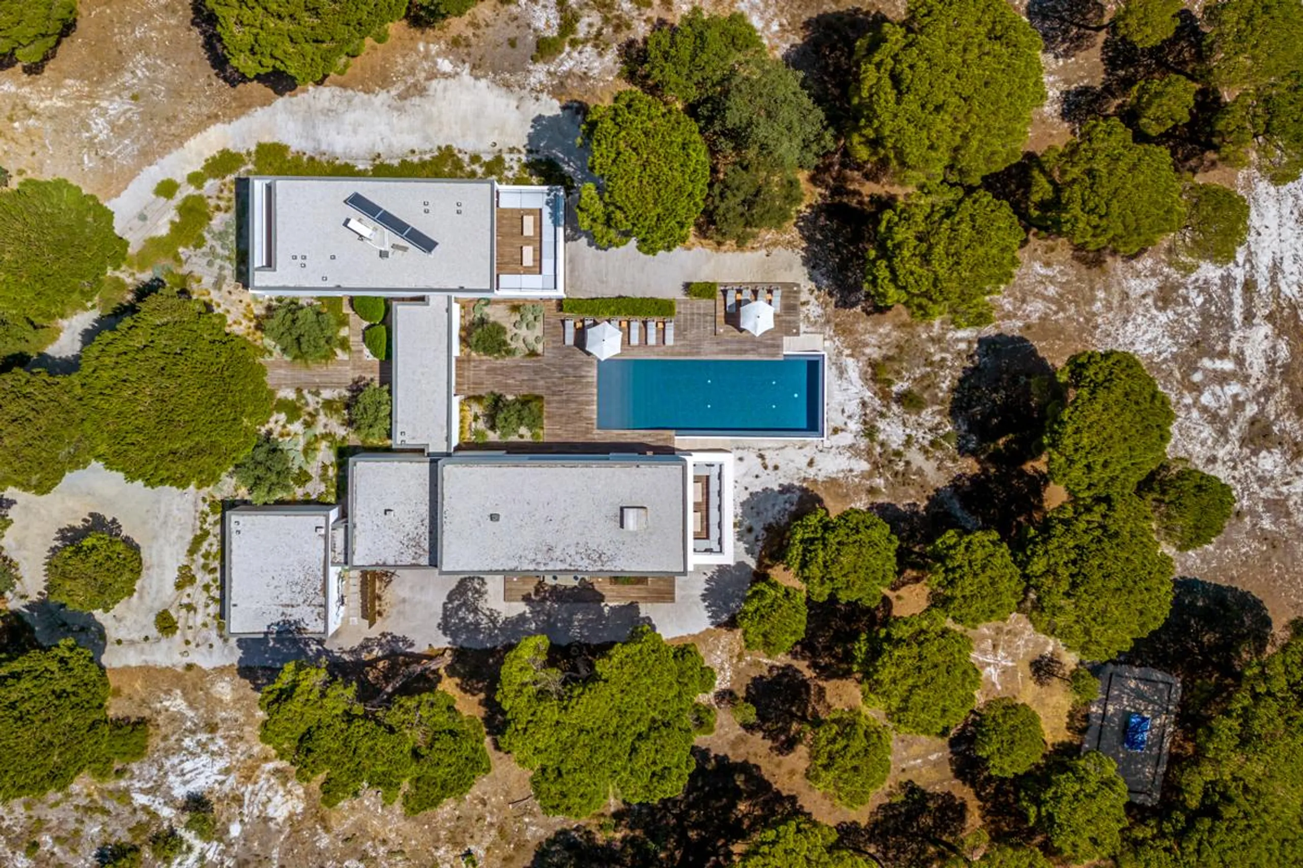 Contemporary Architectural Villa with Infinity Pool and Beach Access — photograph 5