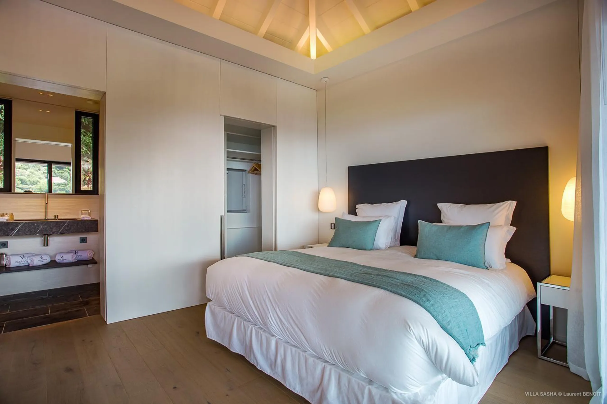 Stylish Oceanside Estate with Infinity Pool and Walks to Beach — photograph 9