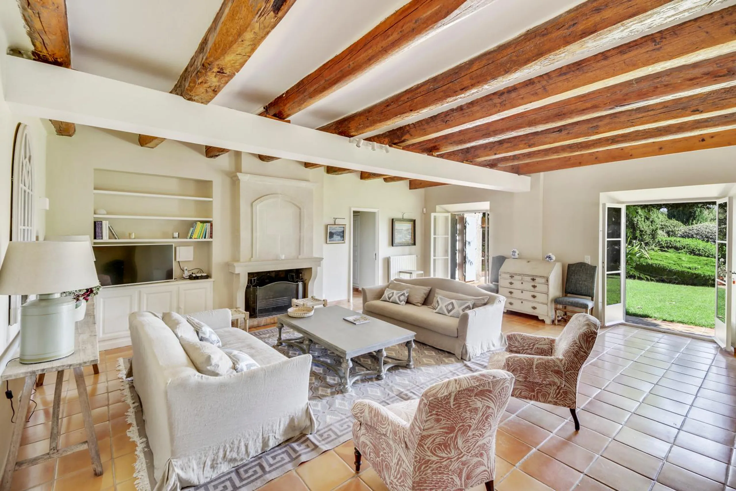 Embellished 6BR Villa with Private Pool and Overlooking Woodland — photograph 7