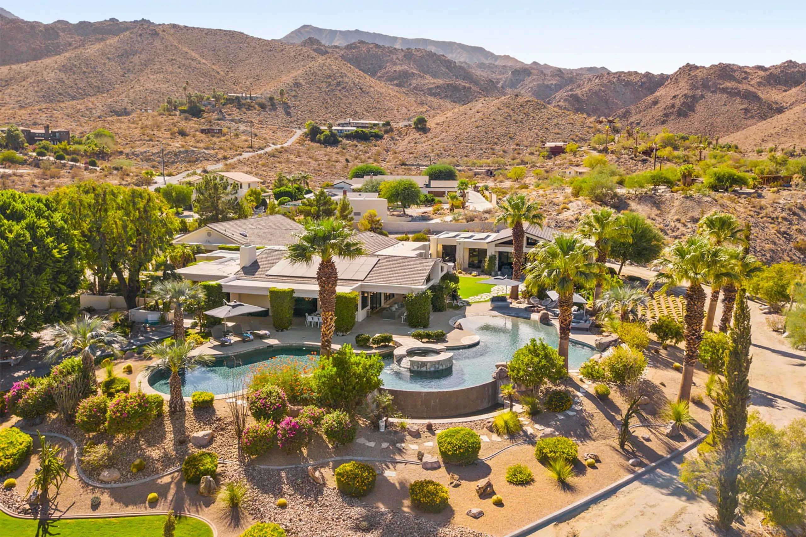 Incredible Paradise Estate with Private Golf, Pool, and Wet Bar — photograph 5