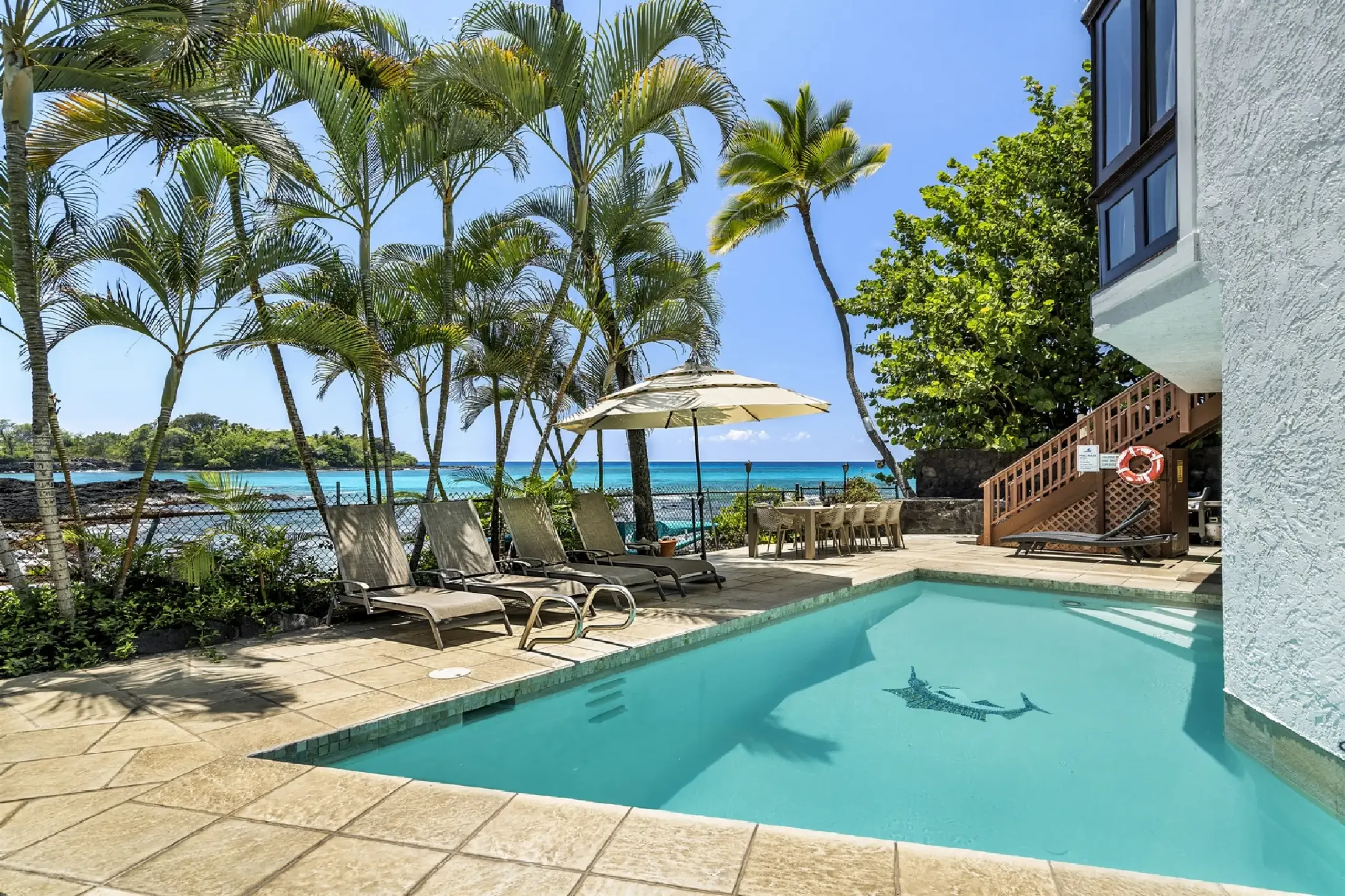 Kona Luxury View Estate with Coastline Views and Easy Walk to the Surf, Kailua Kona