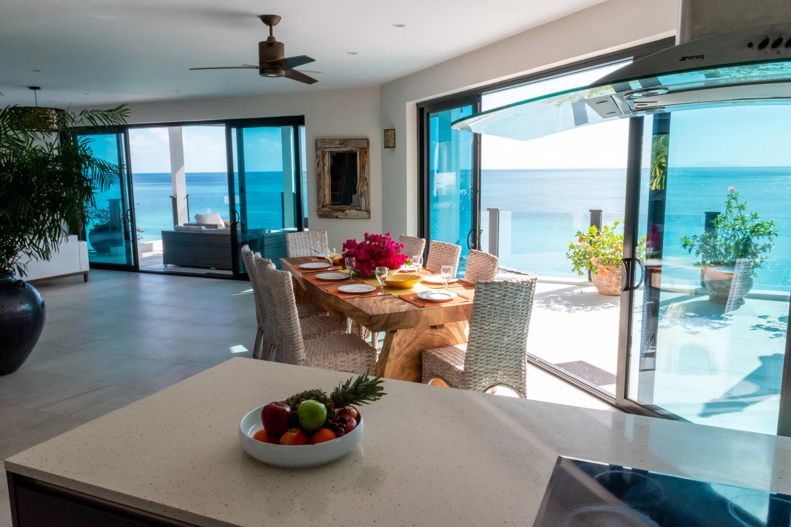 Oceanfront Four Bedroom Villa with Infinity Pool, and 180-degree Panoramic Sea Views — photograph 9