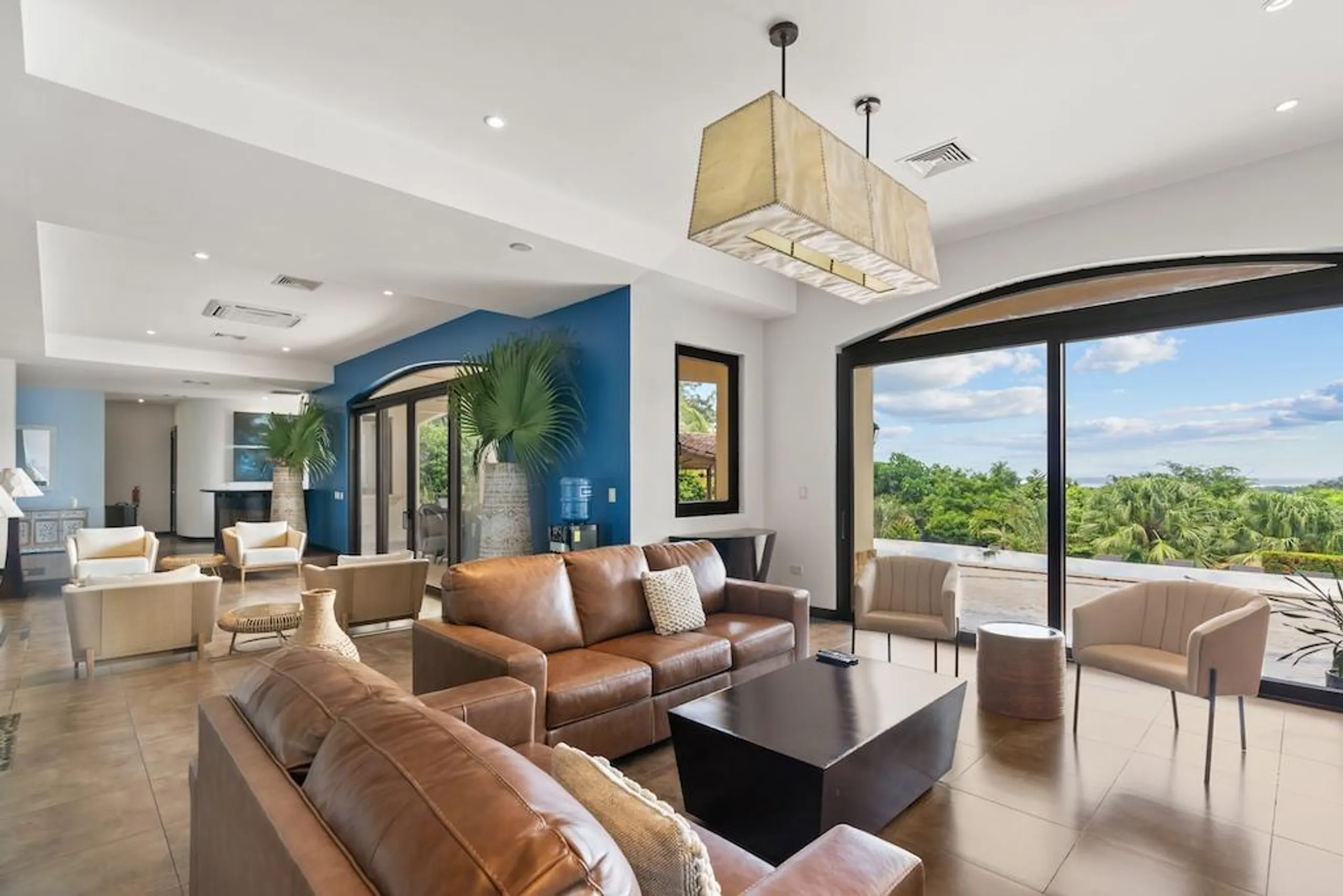 Premier Luxury Villa with Private Pool, Spa and Lush Surroundings — photograph 10
