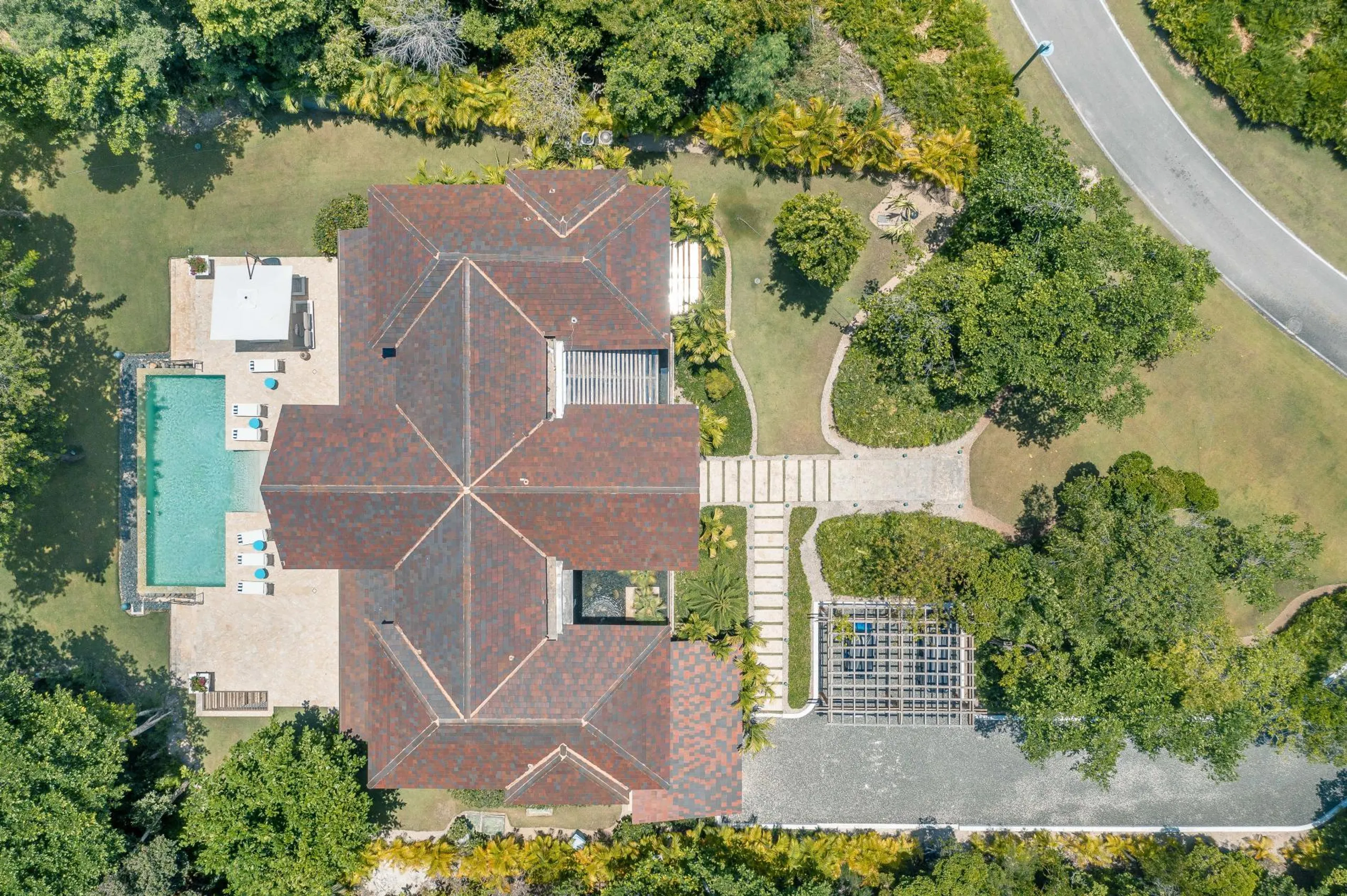 Idyllic Villa with Private Pool Surrounded by Golf Courses and Lush Green Meadows — photograph 5