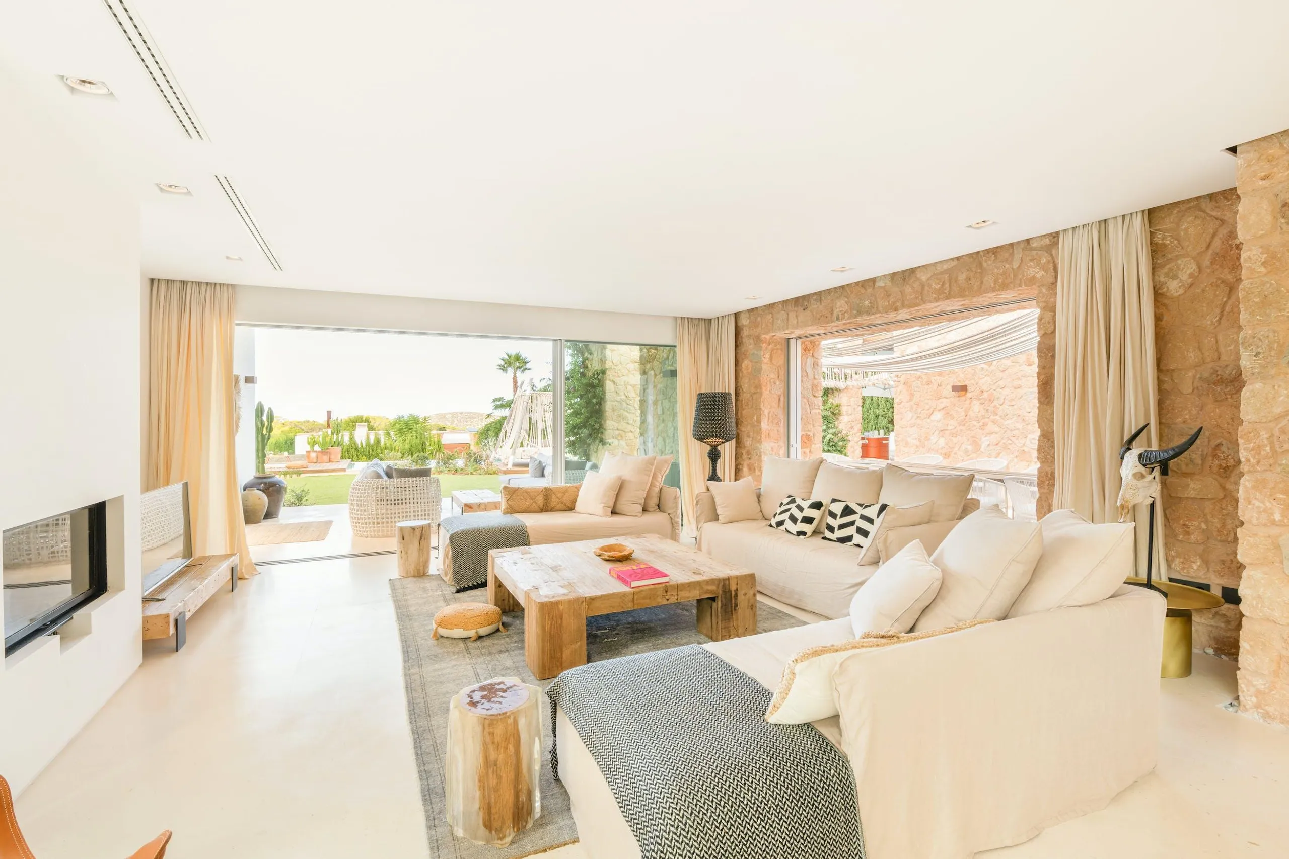 Chic San Jose villa with Crystalline Pool, Gazebo, and Dining Al-Fresco — photograph 11