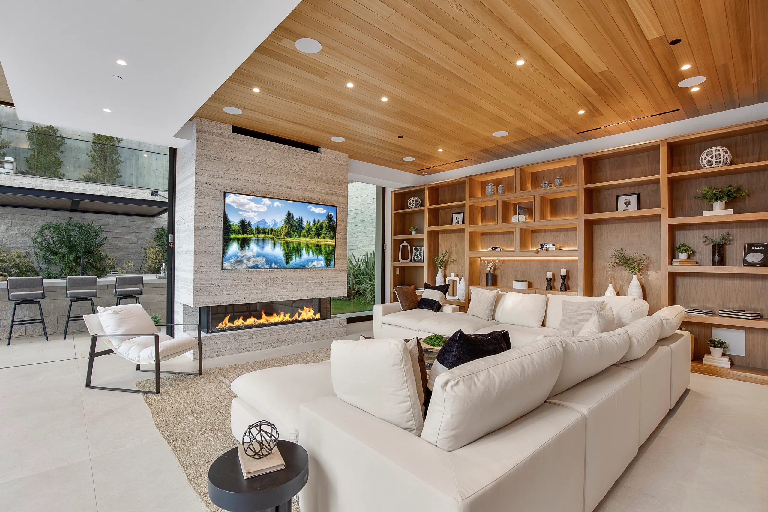 Upscale 3-Level Villa with Sparkling Saltwater Pool, Gym and Stunning Views — photograph 8