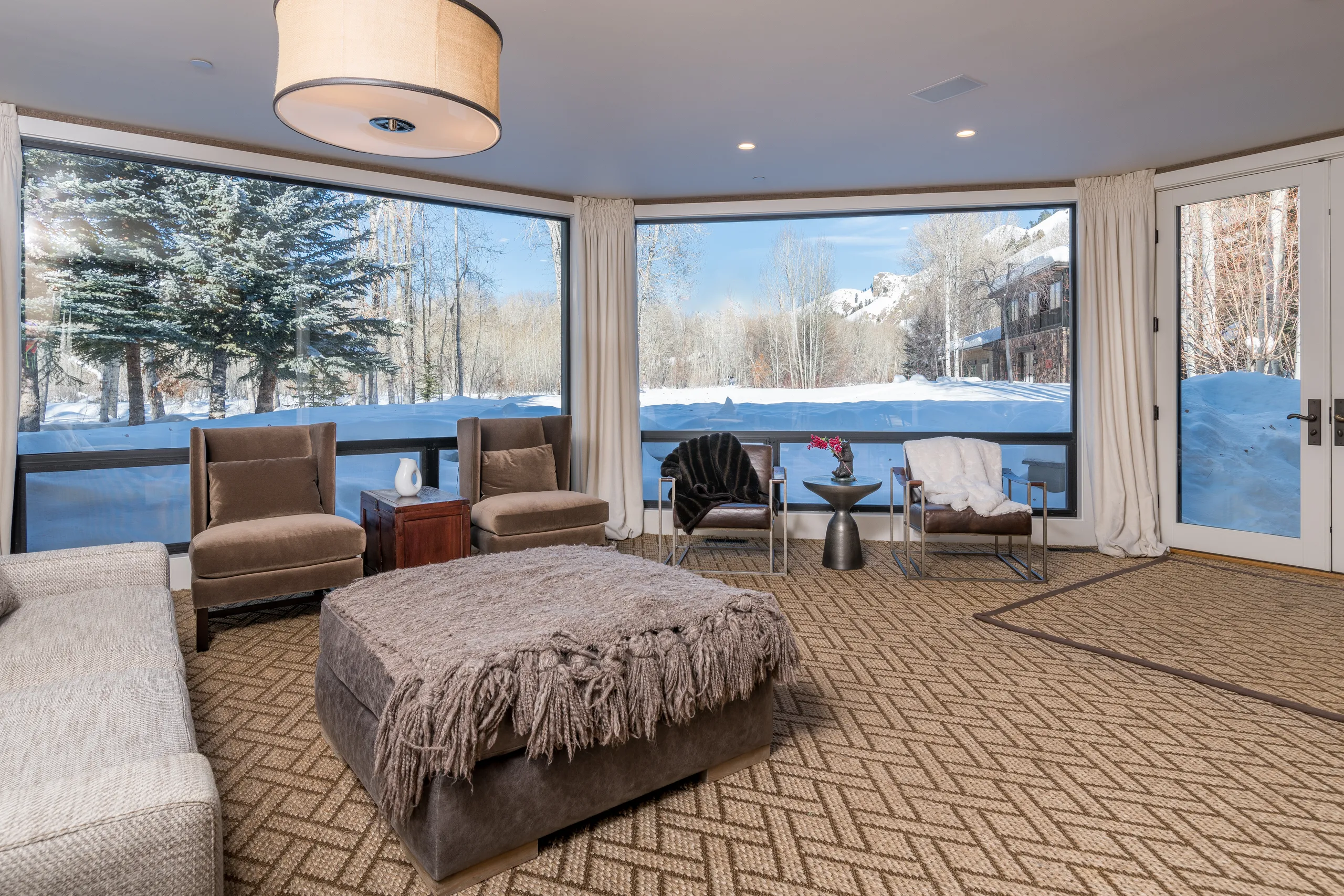 Plush and Inviting 4BR Villa with Private Balcony and Overlooking River Views — photograph 6