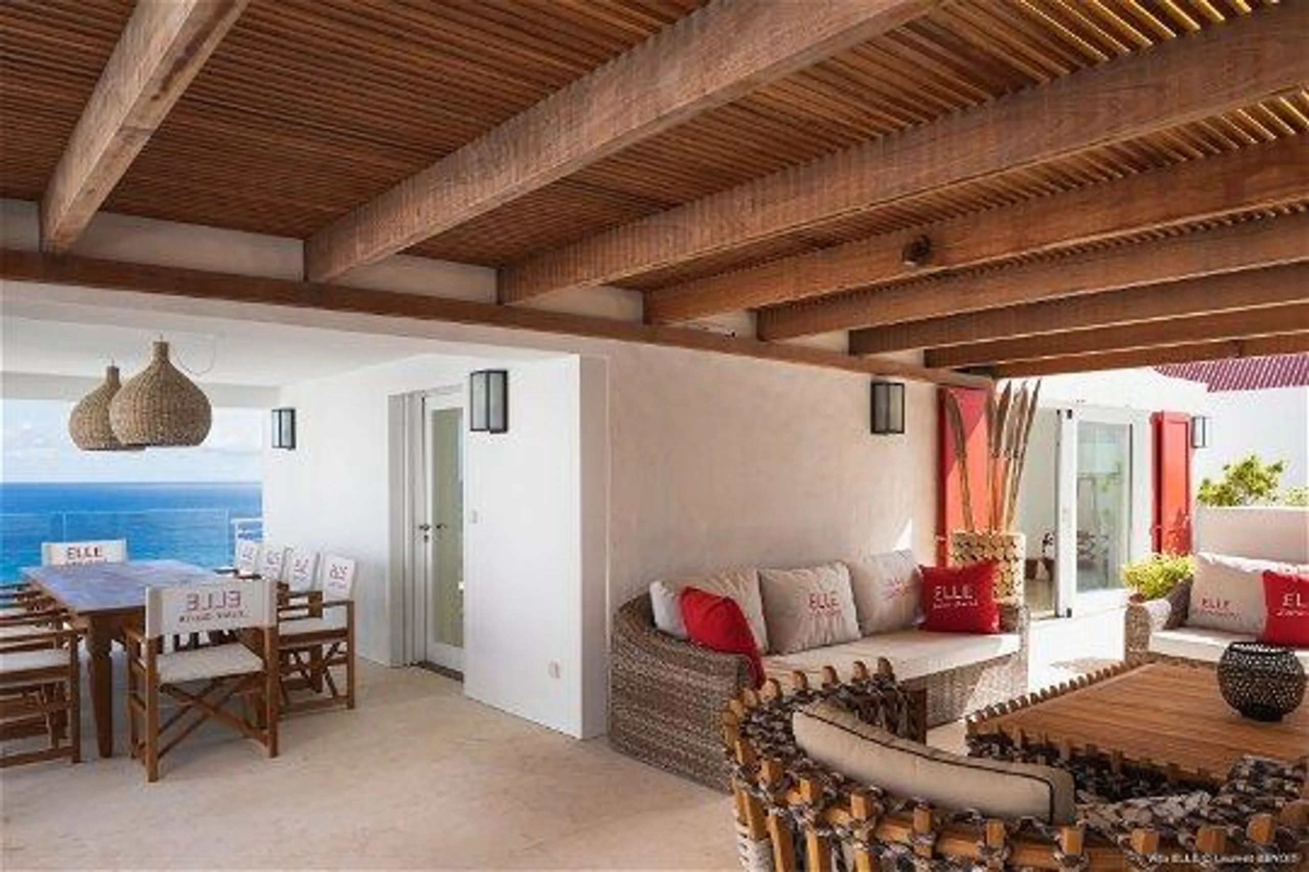Stylish Contemporary Styled Villa with Heated Pool, Jacuzzi and Ocean Views — photograph 11