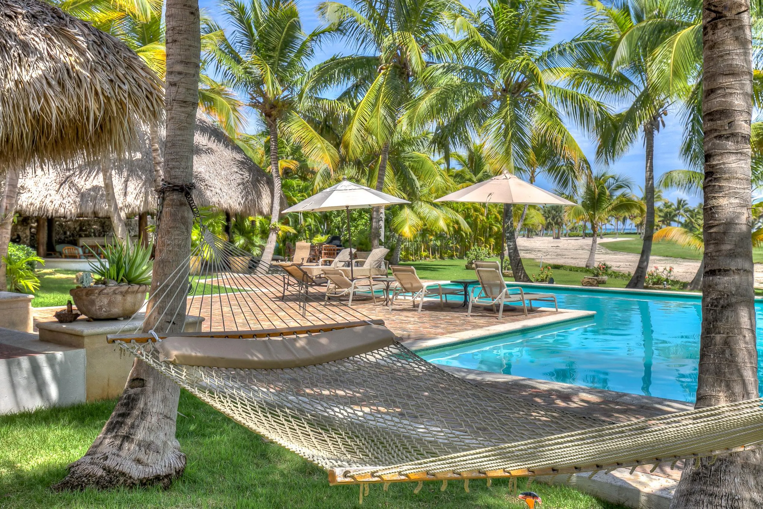 Opulent Six-Bedroom Villa with Pool, Jacuzzi, Gazebo and Golf Views — photograph 2