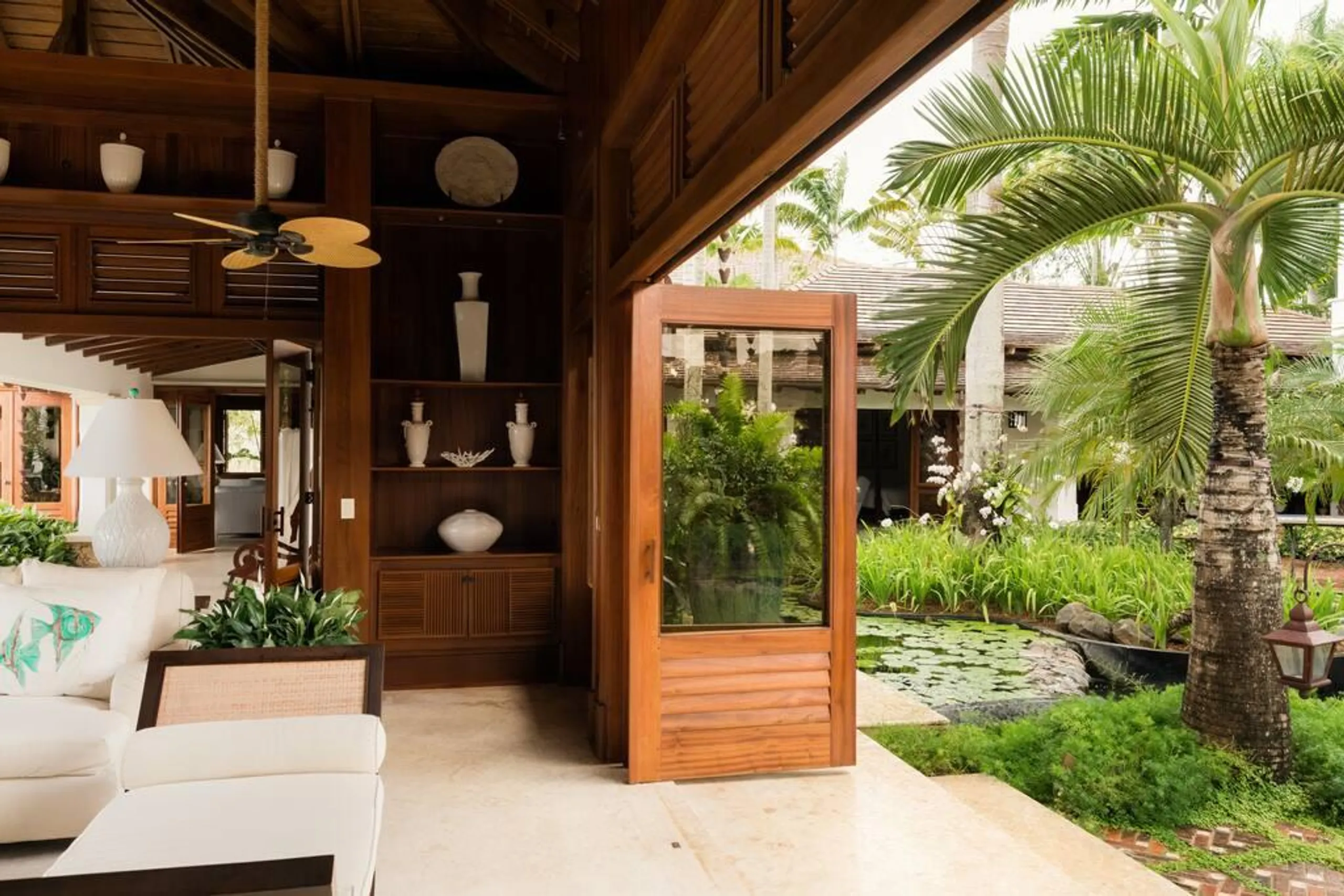 Princely Oceanside Villa with Private Pool and Panoramic Ocean Views — photograph 9