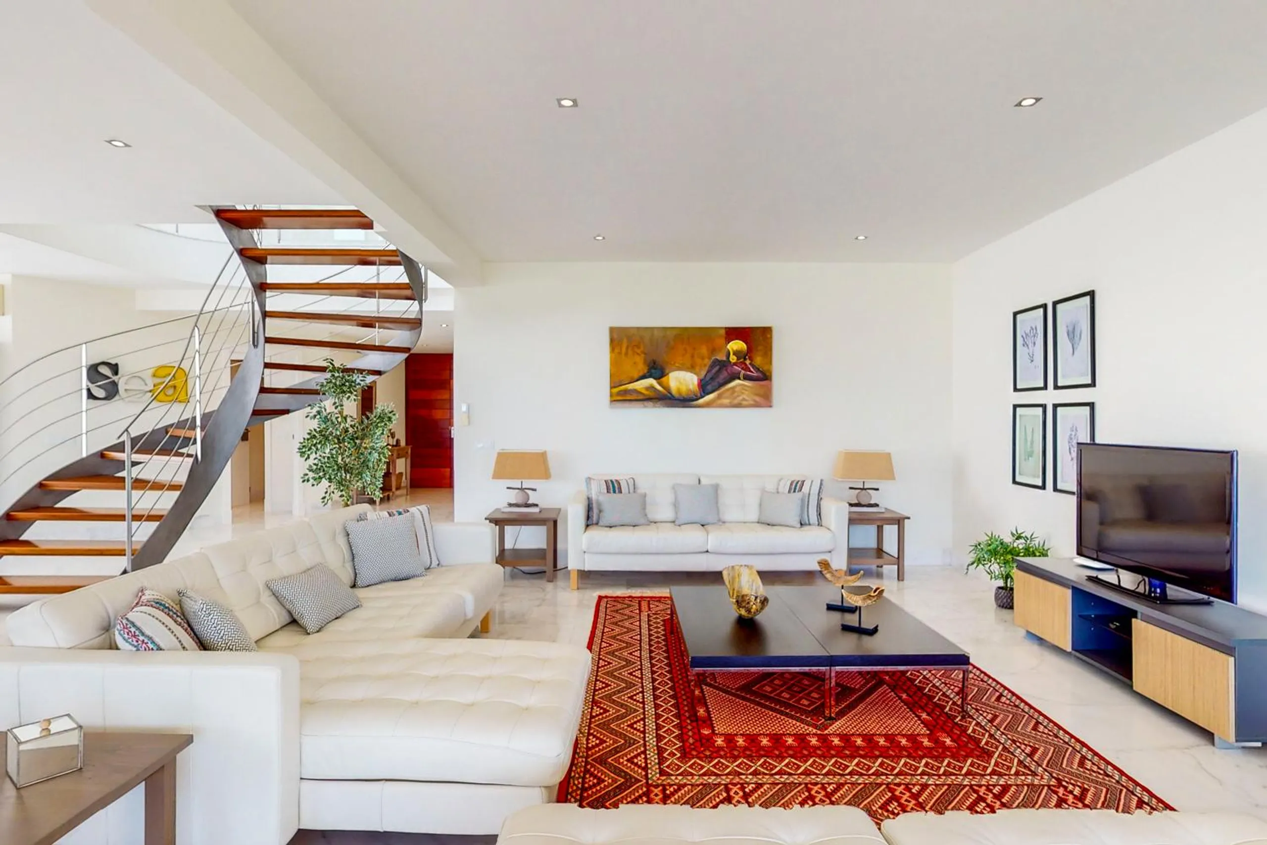 Regal 5BR Villa with Private Pool and Breathtaking Views of the Sea — photograph 9