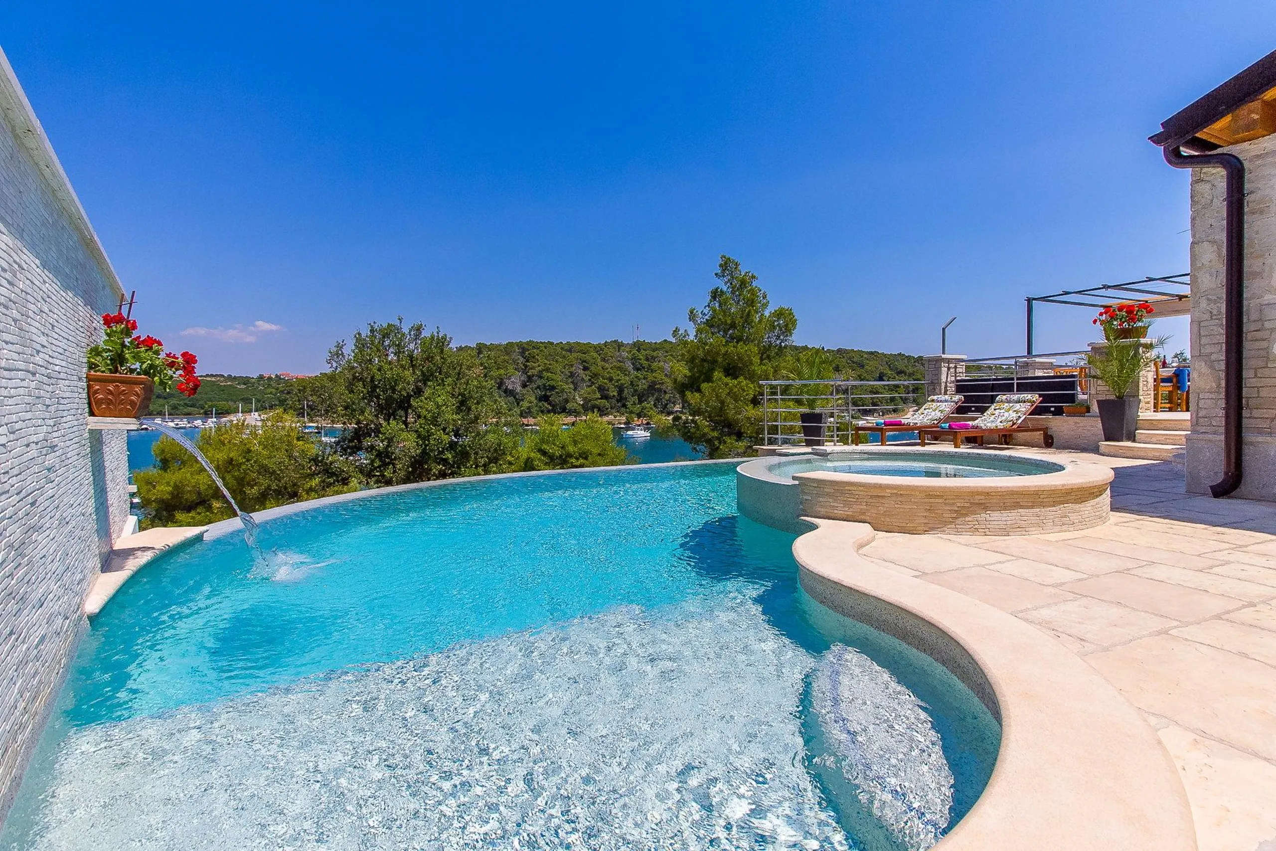 Calming Villa with Curved Infinity Pool Offering Breathtaking Views of Soline Bay — photograph 3